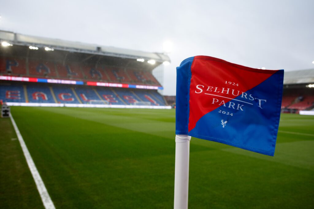 epa11788688 A corner flag flaps in strong wind at Selhurst Park stadium ahead of the English Premier League soccer match between Crystal Palace and Arsenal FC, in London, Britain, 21 December 2024.  EPA/DAVID CLIFF