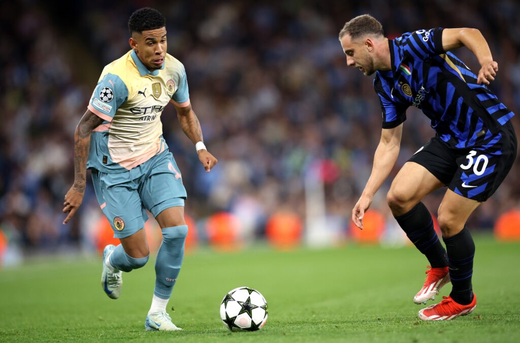 epa11612594 Savinho (L) of Manchester City in action against Carlos Augusto of Inter during the UEFA Champions League match between Manchester City and Inter in Manchester, Britain, 18 September 2024.  EPA-EFE/ADAM VAUGHAN