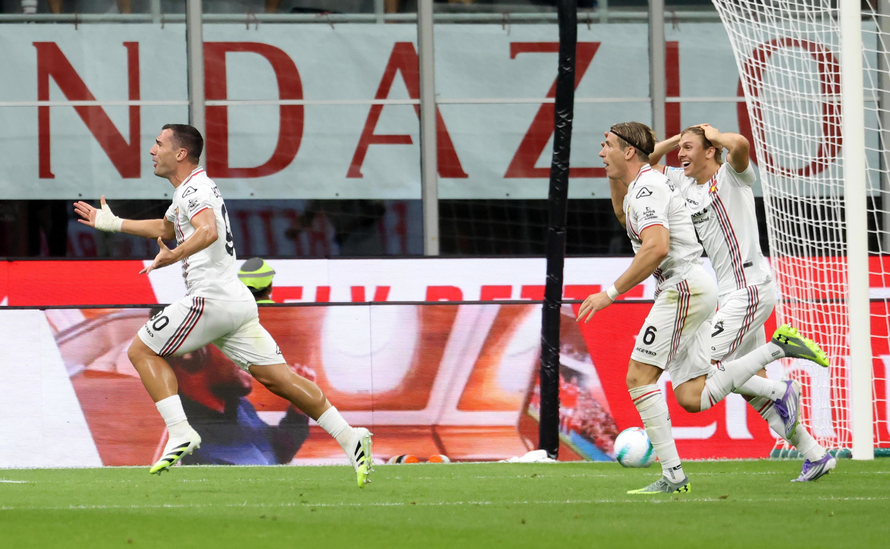 epa12319068 Cremonese's Federico Bonazzoli  jubilates with his teammates after scoring during the Italian serie A soccer match between Milan and Cremonese  at Giuseppe Meazza stadium in Milan, Italy, 23 August 2025.  EPA/MATTEO BAZZI