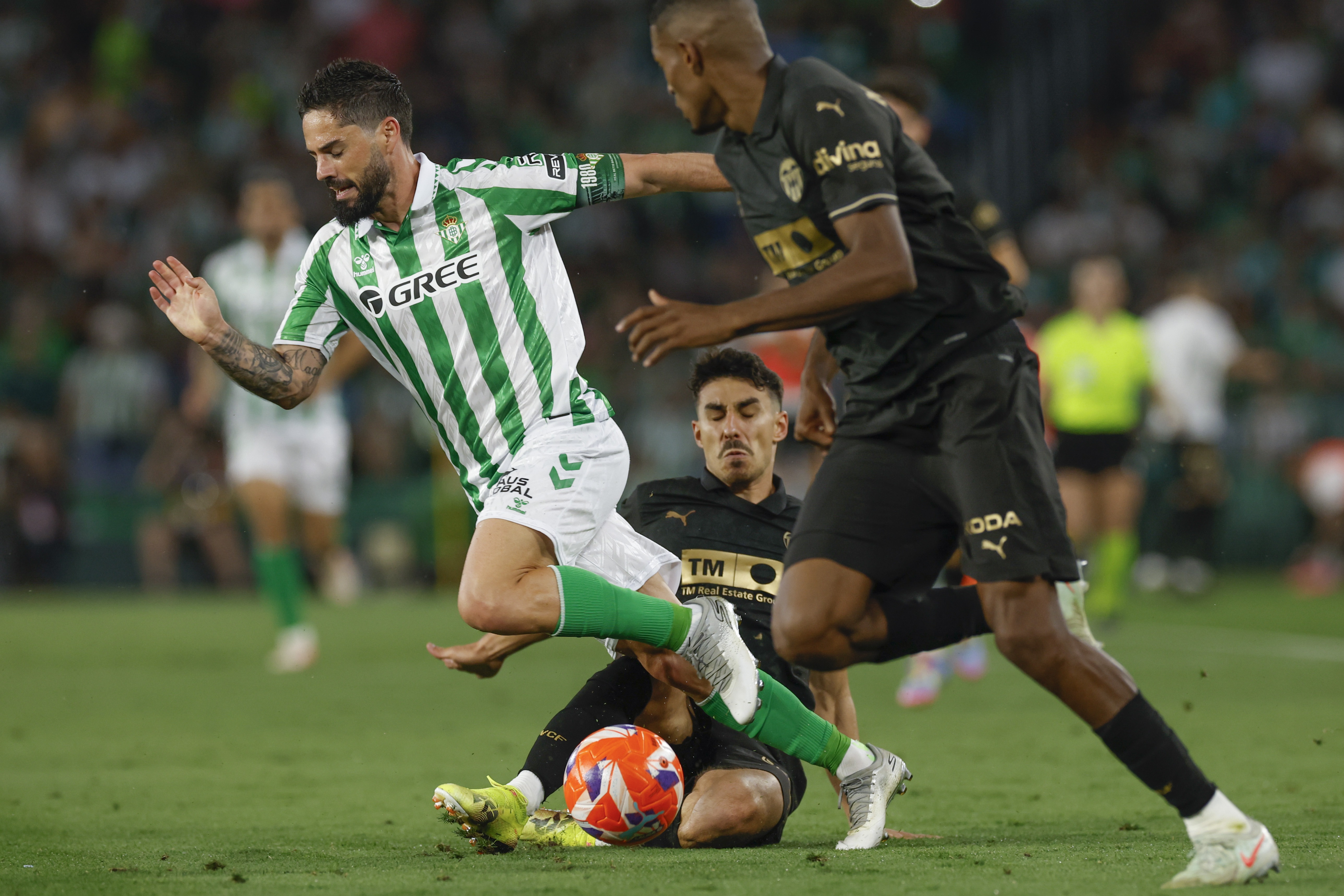 epa12129458 Betis' Isco Alarcon (L) in action during the Spanish LaLiga soccer match between Real Betis and Valencia CF, in Seville, Spain, 23 May 2025.  EPA-EFE/Julio Munoz