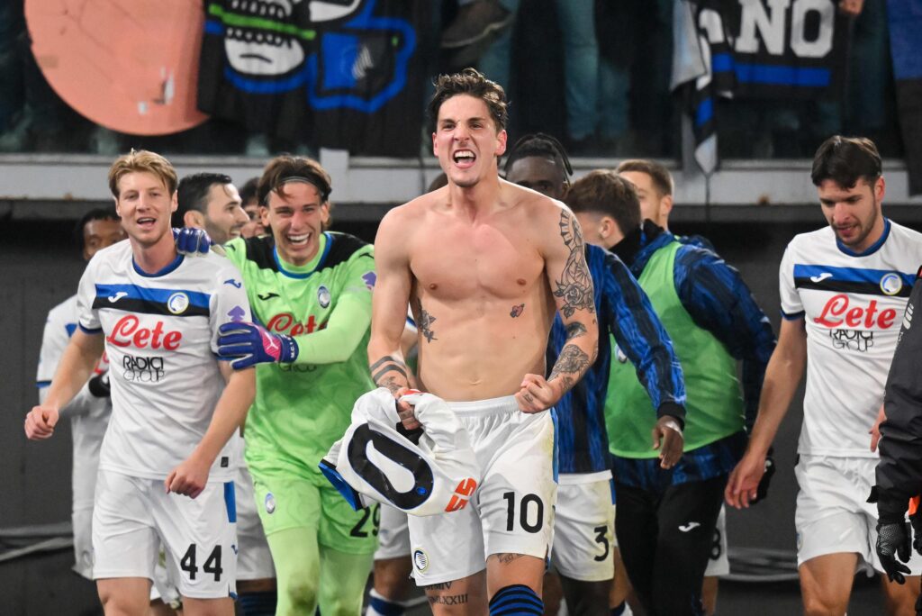 epa11753899 Nicolo Zaniolo of Atalanta (C) celebrates with his teammates after scoring the 0-2 goal during the Serie A soccer match between AS Roma and Atalanta BC, in Rome, Italy, 02 December 2024.  EPA-EFE/ALESSANDRO DI MEO