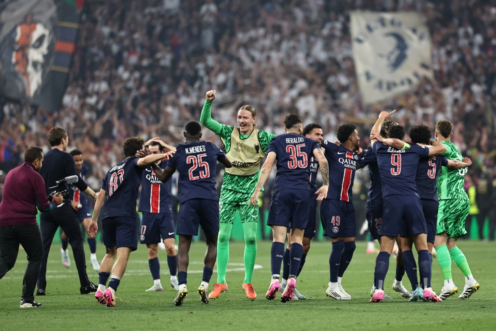 epa12148176 Players of PSG celebrate winning the UEFA Champions League final between Paris Saint-Germain and Internazionale Milano in Munich, Germany 31 May 2025.  EPA-EFE/FILIP SINGER