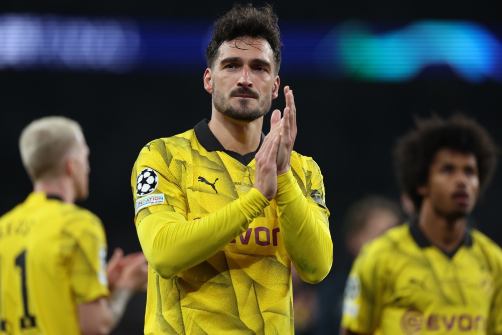 epa11384734 Mats Hummels of Dortmund applauds to supporters after losing the UEFA Champions League final match of Borussia Dortmund against Real Madrid, in London, Britain, 01 June 2024.  EPA-EFE/ISABEL INFANTES