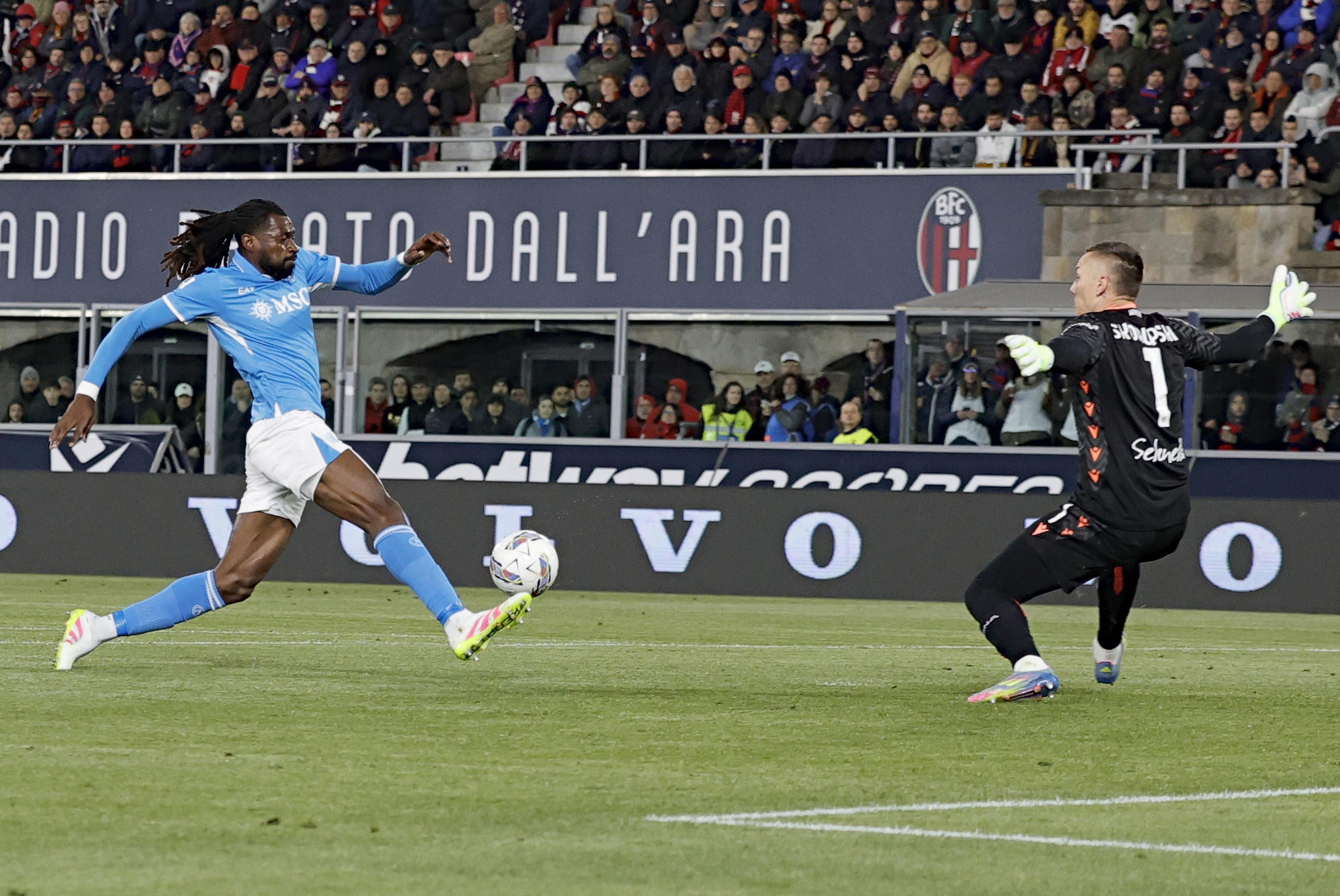 epa12016876 Napoli's Frank Anguissa scores the 0-1 goal during the Italian Serie A soccer match between Bologna FC and SSC Napoli, in Bologna, Italy, 07 April 2025.  EPA-EFE/SERENA CAMPANINI