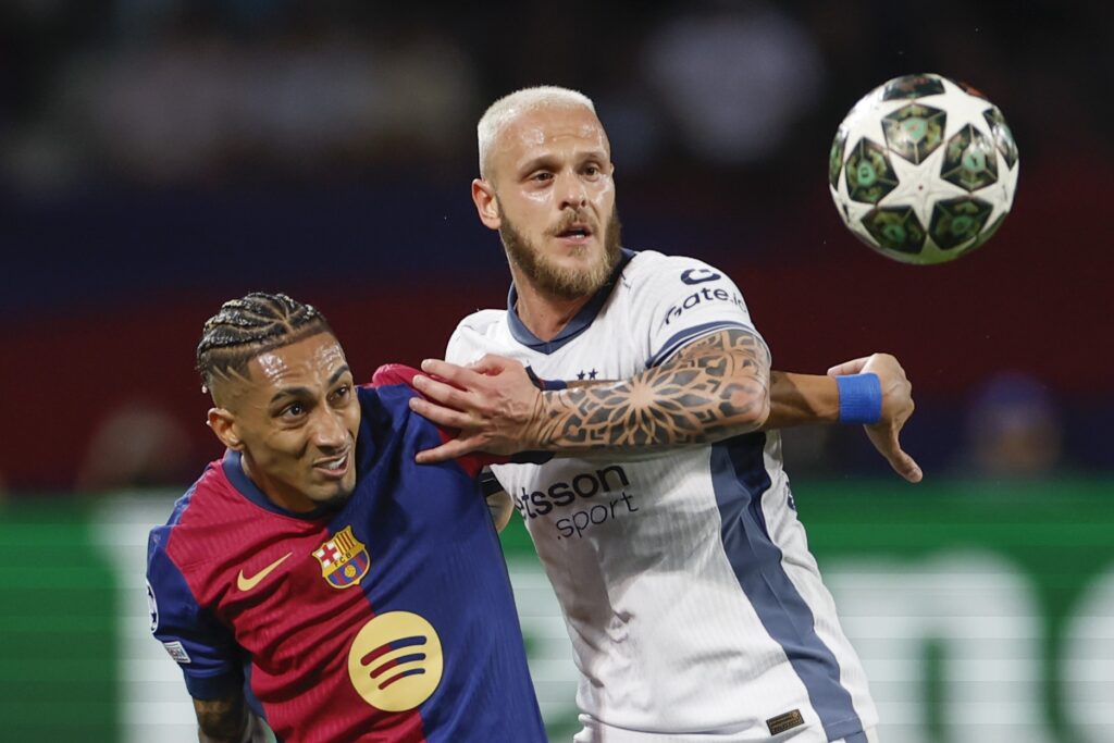 epa12066044 Barcelona's Raphinha (L) in action against Inter's Federico Dimarco during the UEFA Champions League semifinal first leg soccer match between FC Barcelona and Inter Milan, in Barcelona, Catalonia, Spain, 30 April 2025.  EPA-EFE/ALBERTO ESTEVEZ