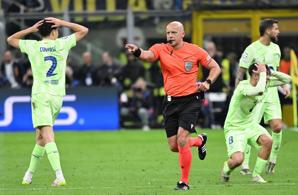 epa12078709 Referee Szymon Marciniak awards a penalty for FC Inter during the UEFA Champions League semifinal 2nd leg soccer match between Inter Milan and FC Barcelona, in Milan, Italy, 06 May 2025.  EPA-EFE/DANIEL DAL ZENNARO