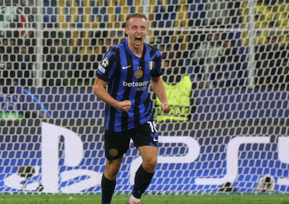 epa12078785 FC Inter's Davide Frattesi celebrates scoring the 4-3 goal during the UEFA Champions League semifinal 2nd leg soccer match between Inter Milan and FC Barcelona, in Milan, Italy, 06 May 2025.  EPA-EFE/ROBERTO BREGANI
