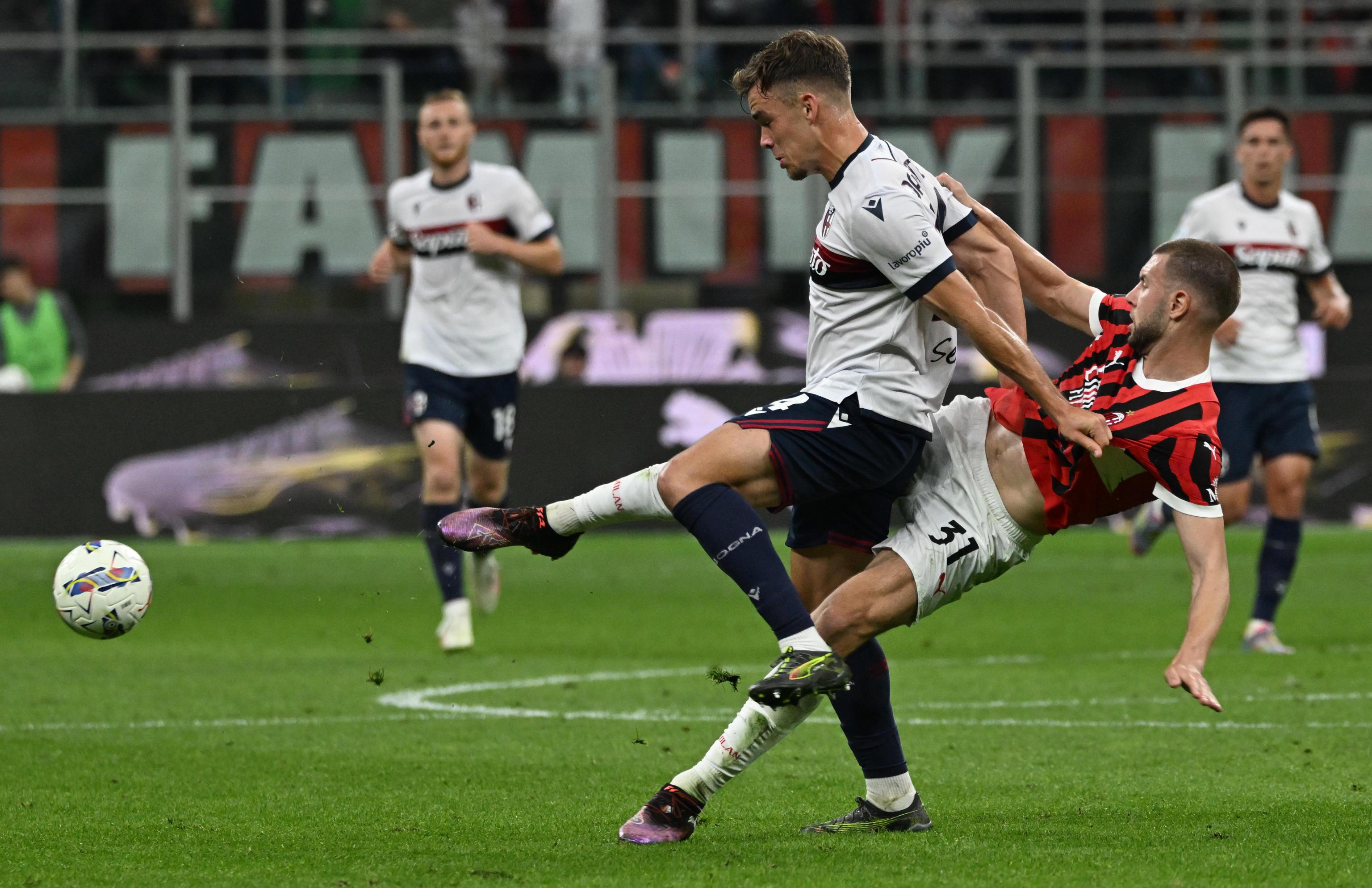 epa12087661 Bolognas Thus Dallinga (L) and Milans Strahinja Pavlovic in action during the Italian Serie A soccer match between AC Milan and Bologna FC 1909, in Milan, Italy, 09 May 2025.  EPA-EFE/Daniel Dal Zennaro