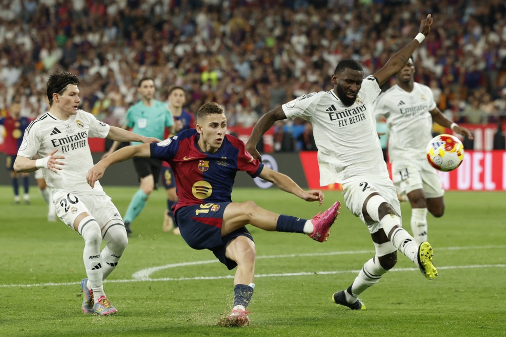 epa12057508 FC Barcelona's Fermin Lopez (C) in action during the Spanish King's Cup final soccer match between FC Barcelona and Real Madrid, in Seville, Spain, 26 April 2025.  EPA-EFE/Julio Munoz
