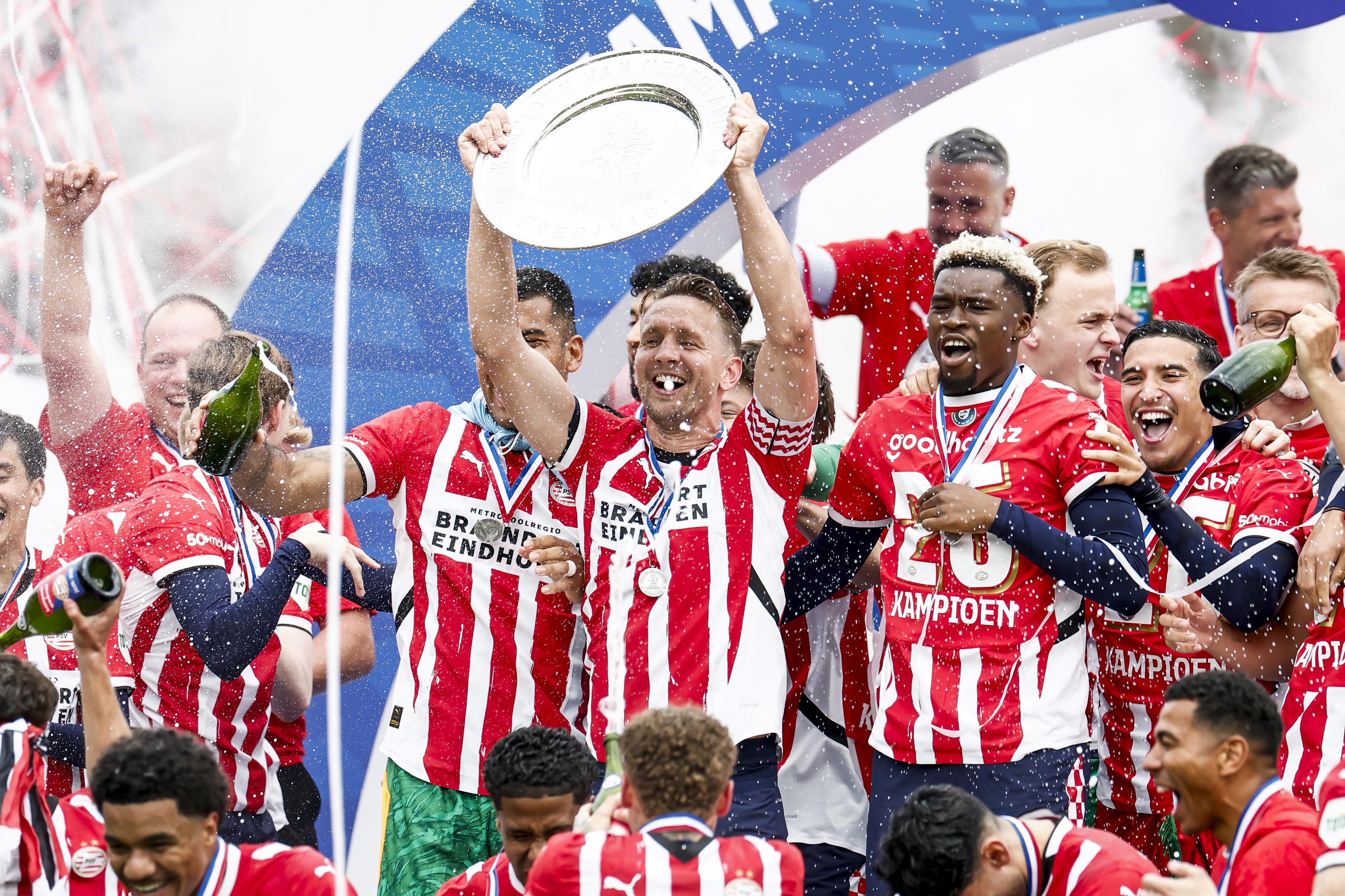 epa12113530 Players of PSV celebrate the championship after the Dutch Eredivisie match between Sparta Rotterdam and PSV at Sparta Stadion Het Kasteel in Rotterdam, Netherlands, 18 May 2025.  EPA-EFE/ROBIN VAN LONKHUIJSEN