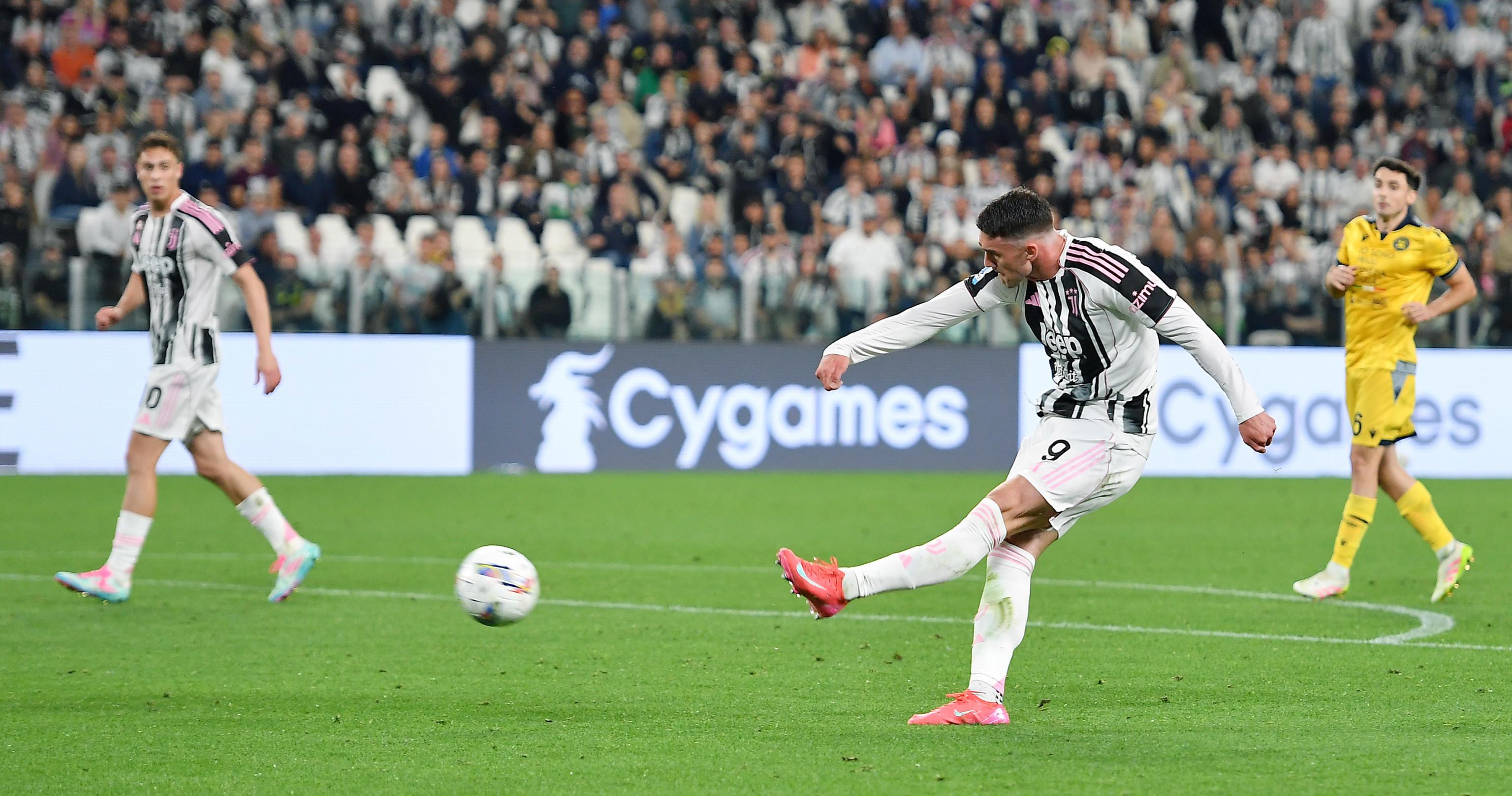 epa12115185 Juventus'  Dusan Vlahovic scores the 2-0 goal during the Italian Serie A soccer match Juventus FC against Udinese Calcio in Turin, Italy, 18 May 2025.  EPA-EFE/Alessandro Di Marco