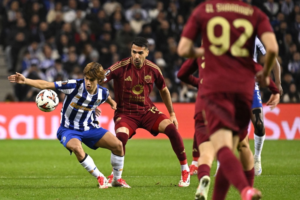 epa11894536 FC Porto's Rodrigo Mora (L) in action against Roma’s Zeki Celic during the UEFA Europa League soccer match between FC Porto and AS Roma, in Porto, Portugal, 13 February 2025.  EPA-EFE/FERNANDO VELUDO