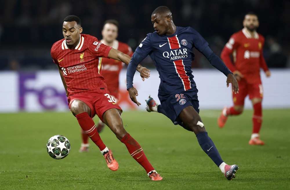 epa11943054 Nuno Mendes (R) of PSG in action against Ryan Gravenberch of Liverpool during the UEFA Champions League Round of 16, 1st leg soccer match between Paris Saint-Germain and Liverpool FC, in Paris, France, 05 March 2025.  EPA-EFE/YOAN VALAT