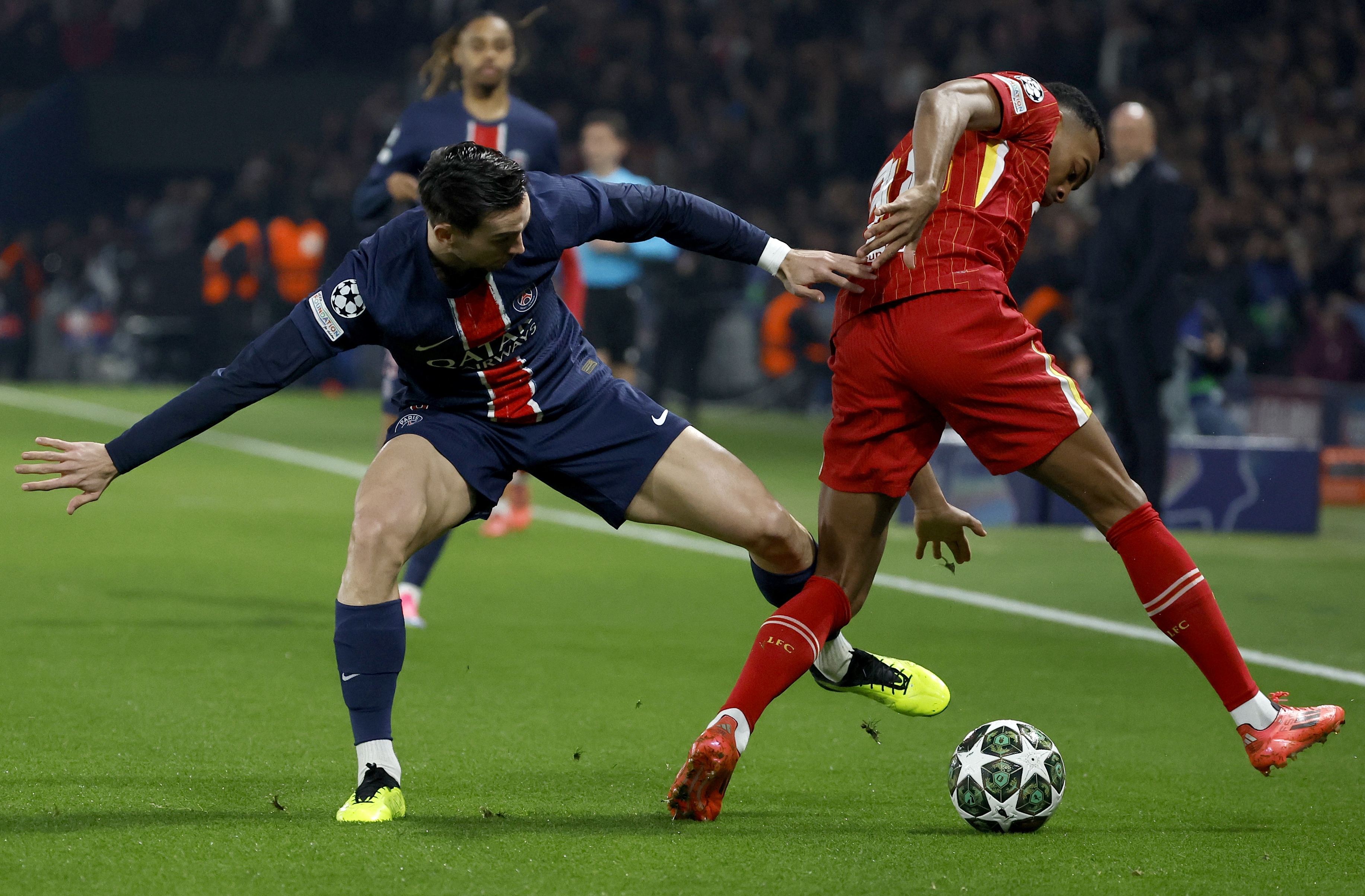epa11942998 Fabian Ruiz (L) of PSG in action against Ryan Gravenberch of Liverpool during the UEFA Champions League Round of 16, 1st leg soccer match between Paris Saint-Germain and Liverpool FC, in Paris, France, 05 March 2025.  EPA-EFE/MOHAMMED BADRA