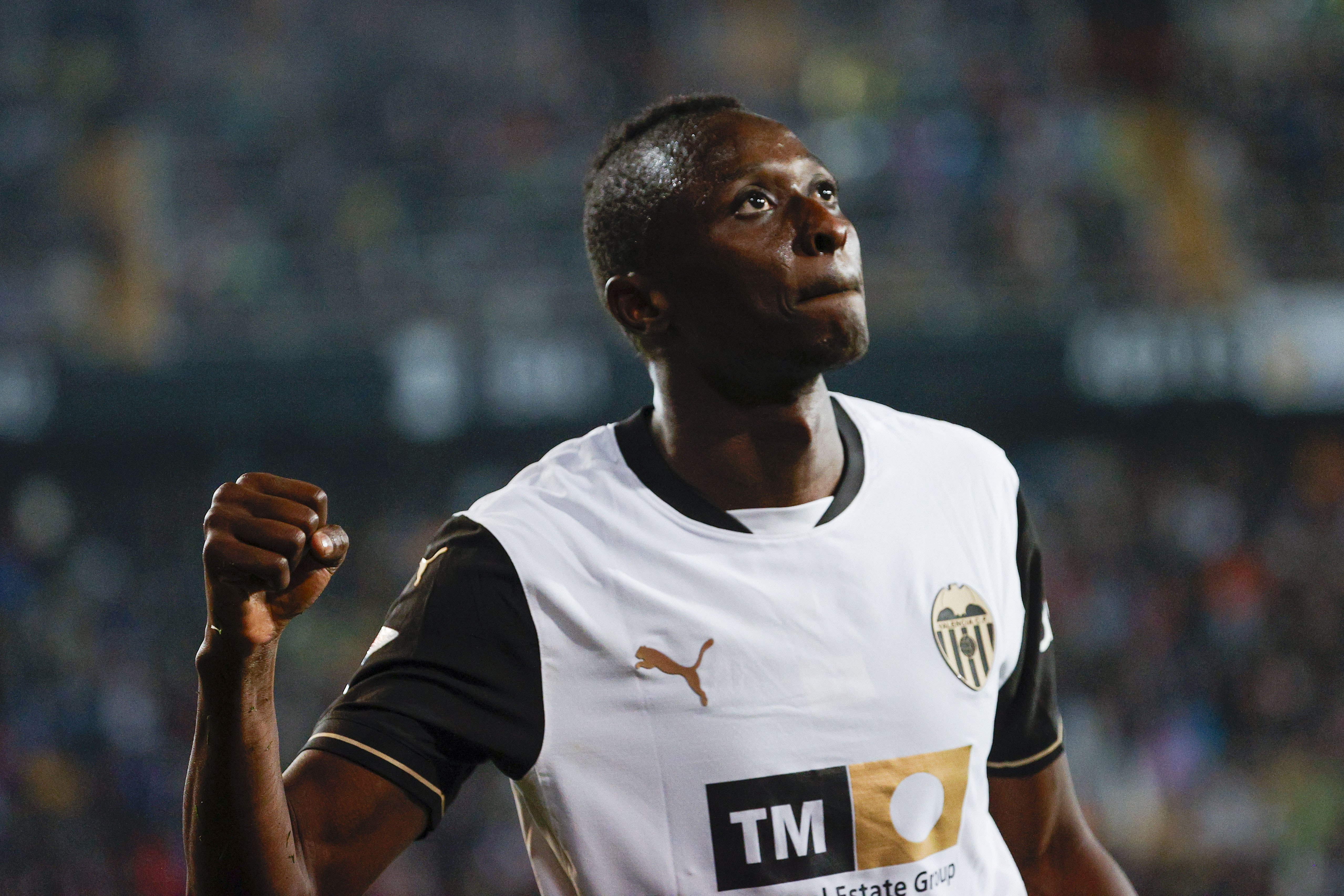 epa11950050 Valencia´s Sadiq Umar celebrates after scoring the 2-1 goal during the Spanish LaLiga soccer match between Valencia CF and Real Valladolid CF, in Valencia, Spain, 08 March 2025.  EPA-EFE/Manuel Bruque
