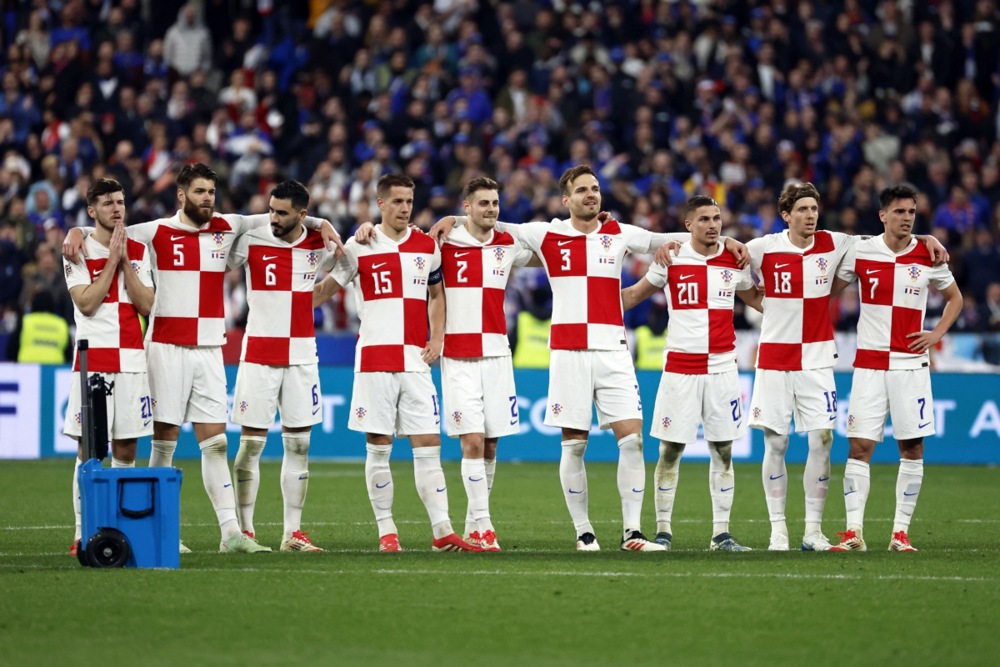 epa11984548 Croatia’s players wait during penalty shootouts during the UEFA Nations League quarterfinal, 2nd leg match between France and Croatia at the Stade de France stadium in Saint Denis, France, 23 March 2025.  EPA-EFE/MOHAMMED BADRA
