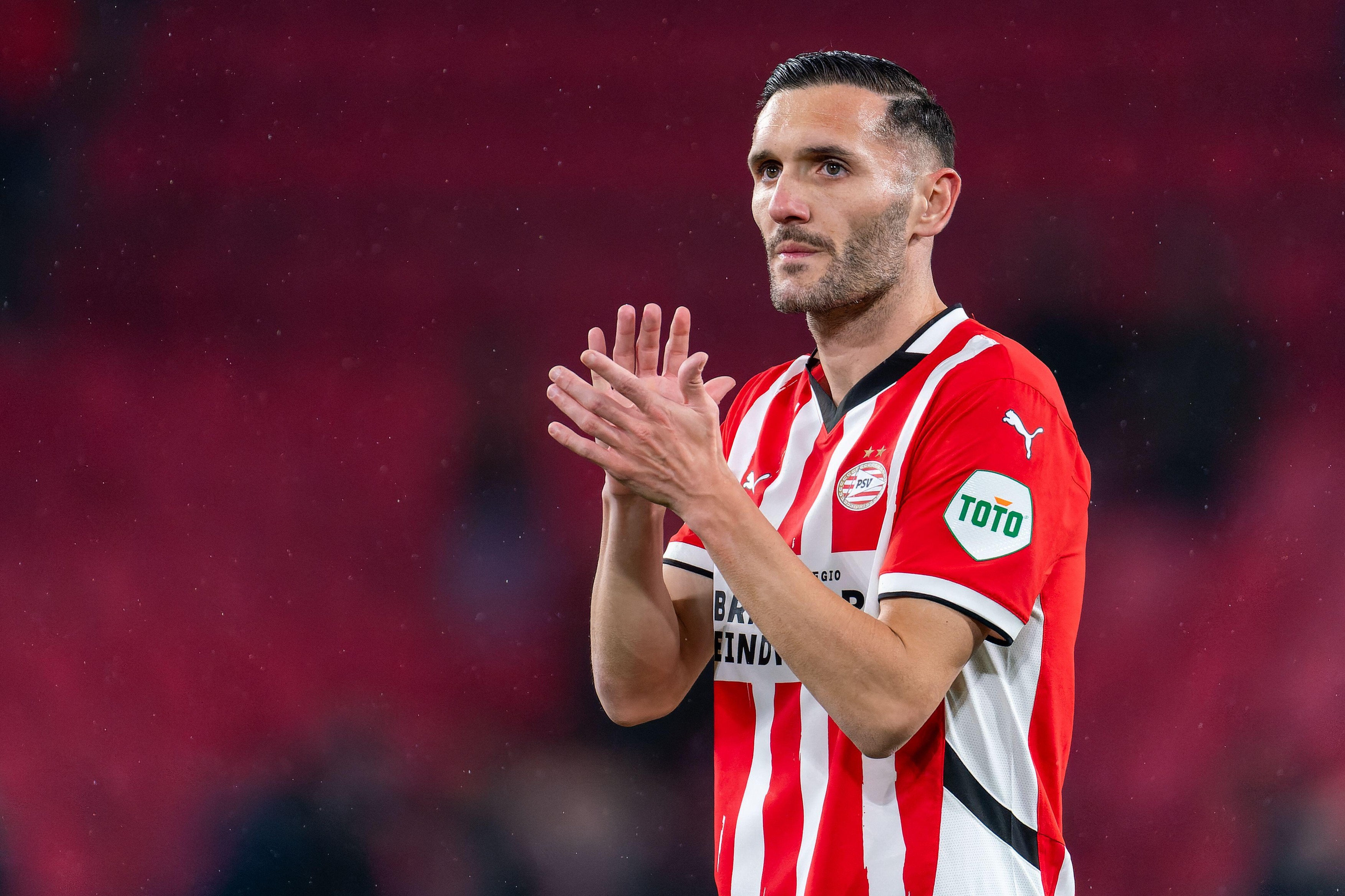 Eindhoven, Netherlands. 26th Feb, 2025. EINDHOVEN, NETHERLANDS - FEBRUARY 26: Lucas Perez of PSV applauds for the fans after the Dutch TOTO KNVB Beker match between PSV and Go Ahead Eagles at Philips Stadion on February 26, 2025 in Eindhoven, Netherlands.