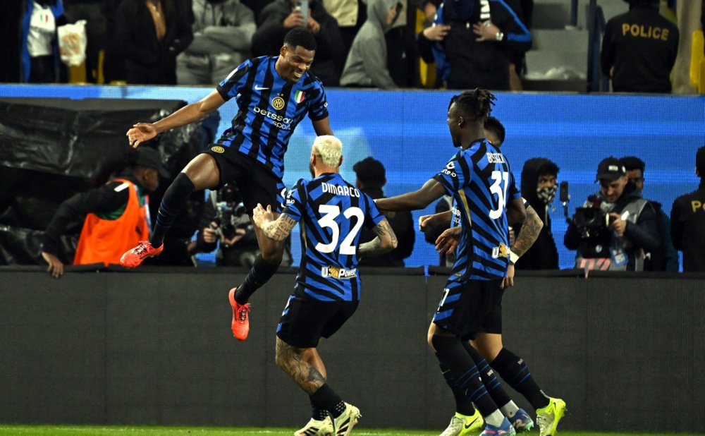 epa11802663 Denzel Dumfries (L) of Inter FC celebrates scoring the 1-0 during the Suppercoppa Italiana semi-finals match between Inter FC and BC Atalanta, in Riyadh, Saudi Arabia, 02 January 2025.  EPA-EFE/STRINGER
