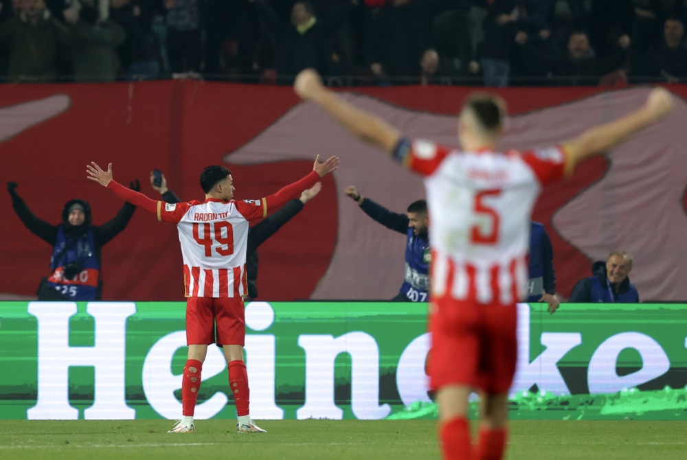 epa11744236 Nemanja Radonjic (L) of Crvena Zvezda celebrates after scoring the 5-1 lead during the UEFA Champions League match between Crvena Zvezda and VFB Stuttgart in Belgrade, Serbia, 27 November 2024.  EPA-EFE/ANDREJ CUKIC
