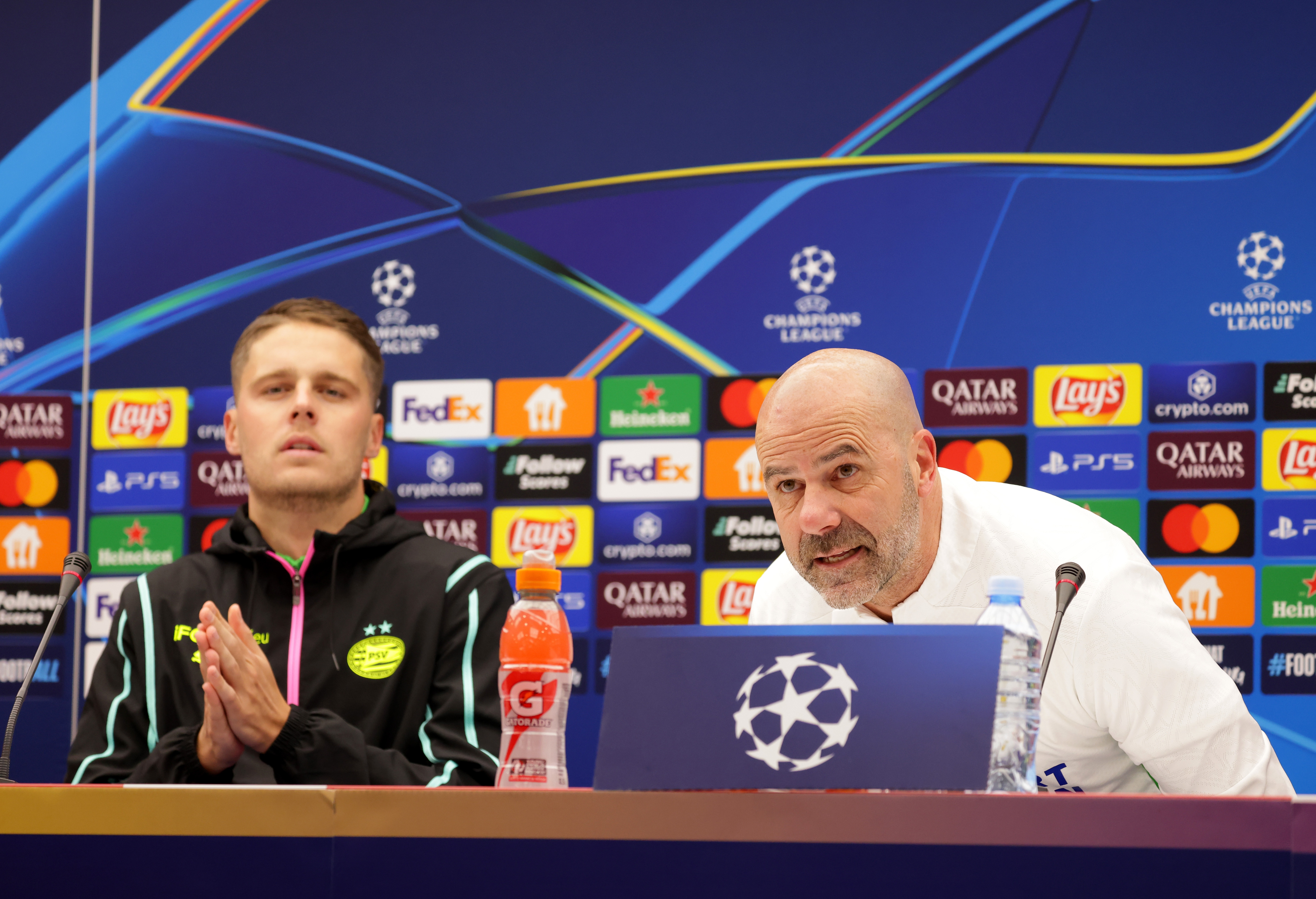 epa11839089 PSV's head coach Peter Bosz (R) and Joey Veerman (L) attend a press conference in Belgrade, Serbia, 20 January 2025. PSV will face Crvena Zvezda in the league phase of the UEFA Champions League on 21 January 2025.  EPA-EFE/ANDREJ CUKIC