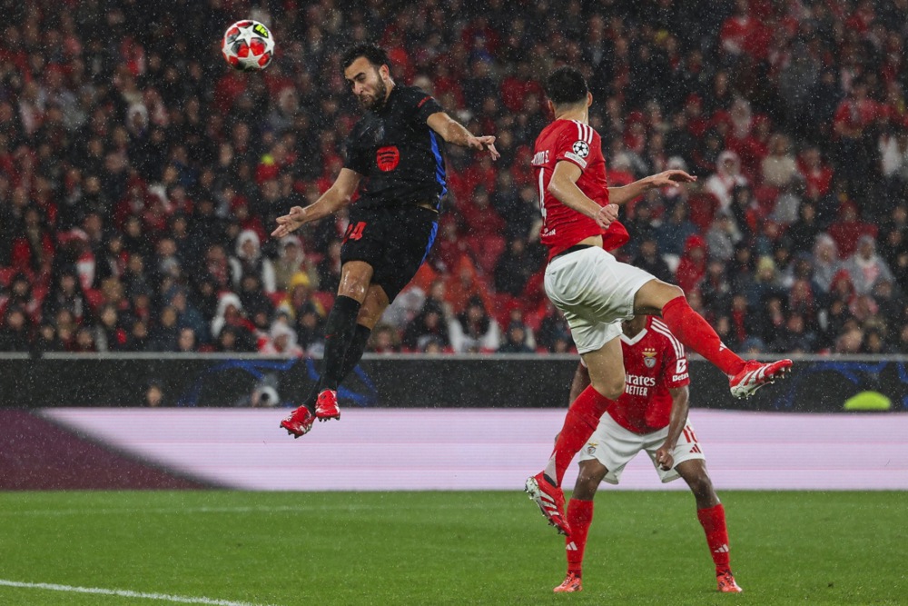 epa11843378 Benfica`s Antonio Silva (R) fights for the ball with Barcelona`s Eric Garcia during their UEFA Champions League soccer match held at Luz Stadium in Lisbon, Portugal, 21 January 2025.  EPA-EFE/TIAGO PETINGA