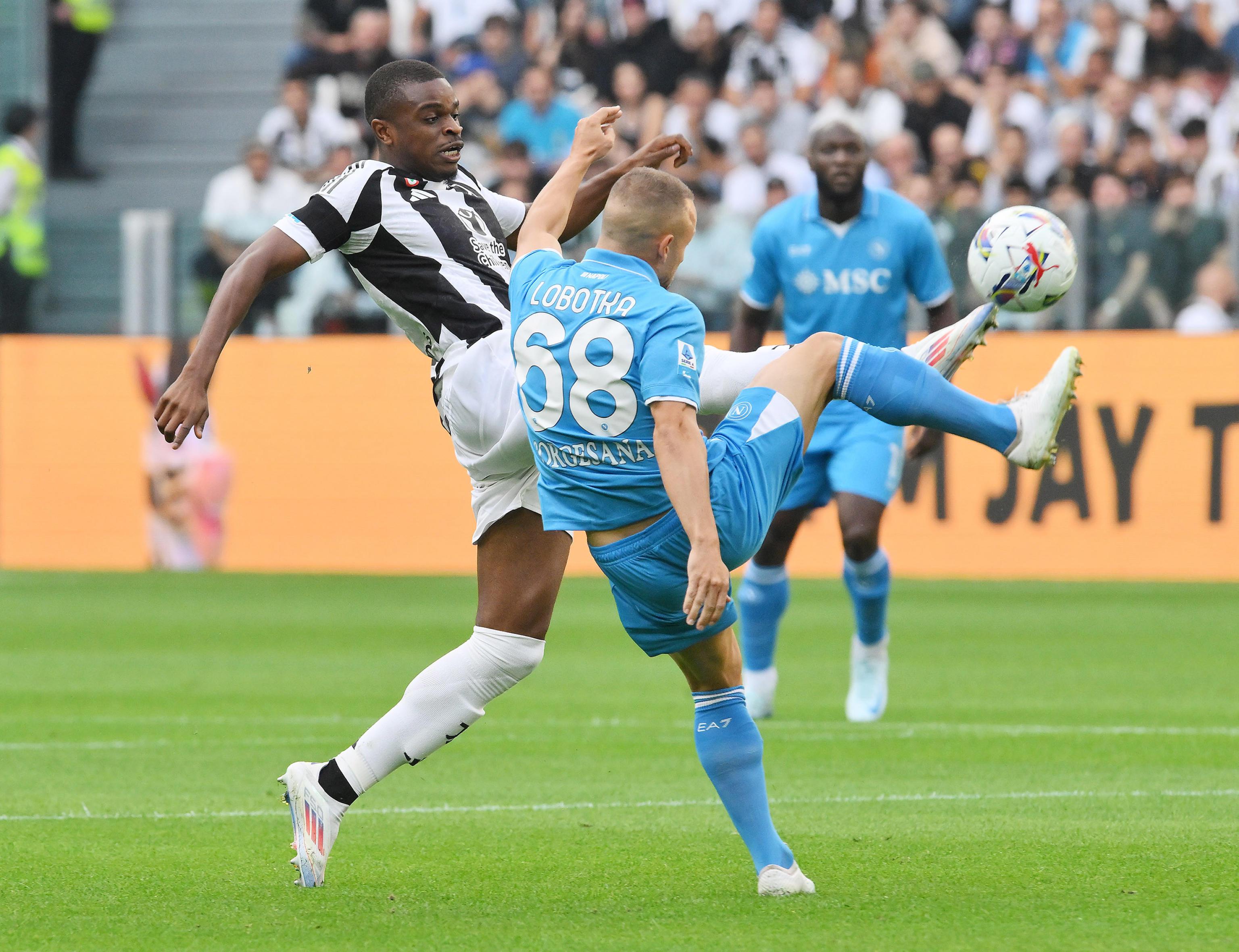 epa11617801 Juventus' Pierre Kalulu and Napoli's Stanislav Lobotka in action during the  Italian Serie A soccer match between Juventus FC and SSC Napoli, in Turin, Italy, 21 September 2024.  EPA-EFE/ALESSANDRO DI MARCO