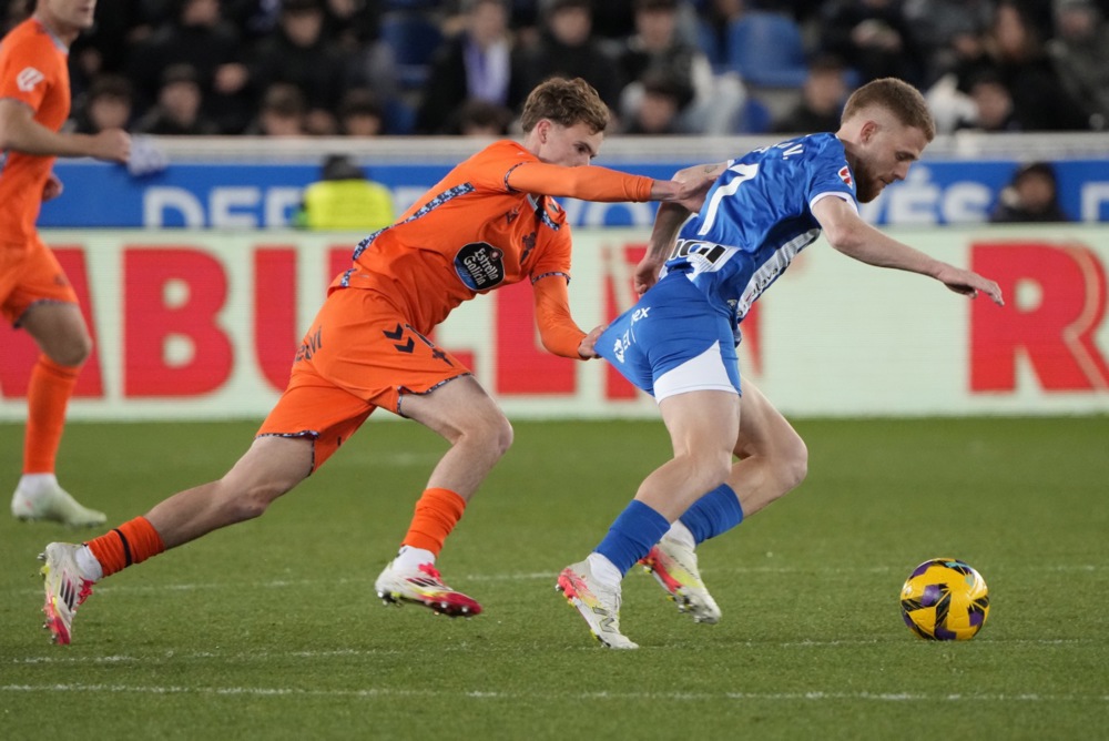 epa11857291 Alaves' Carlos Vicente (R) in action against Celta's Williot Swedberg during the Spanish LaLiga soccer match between Deportivo Alaves and Celta Vigo, in Vitoria, Spain, 27 January 2025.  EPA-EFE/ADRIAN RUIZ HIERRO