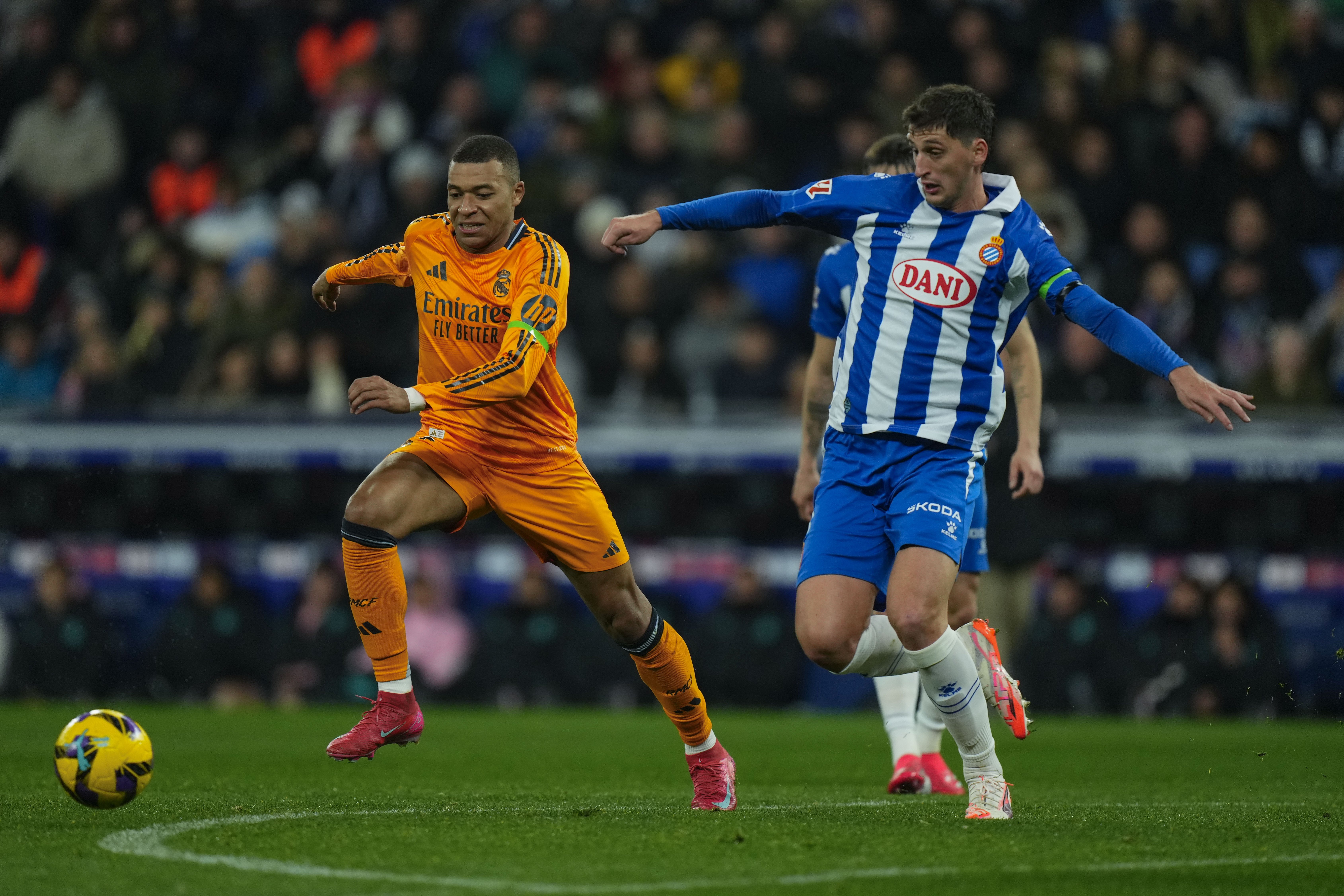 epa11869199 Real Madrid's Kylian Mbappe (L) in action against Espanyol's Marash Kumbulla during the Spanish LaLiga soccer match between RCD Espanyol and Real Madrid, in Cornella El Prat, Catalonia, Spain, 01 February 2025.  EPA-EFE/Siu Wu