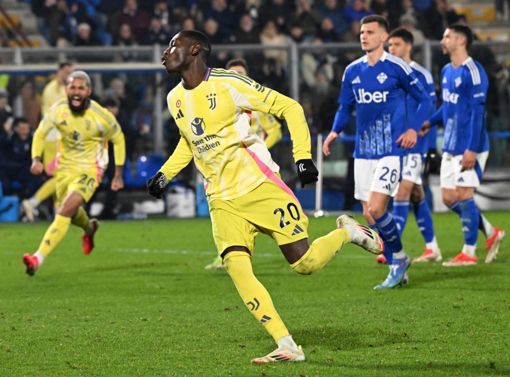 epa11881531 Juventus’s forward Randal Kolo Muani celebrates after scoring a penalty goal during the Italian Seria A soccer match between Como and Juventus at the Giuseppe Sinigaglia Stadium in Como, Italy, 07 February 2025.  EPA-EFE/Daniel Dal Zennaro