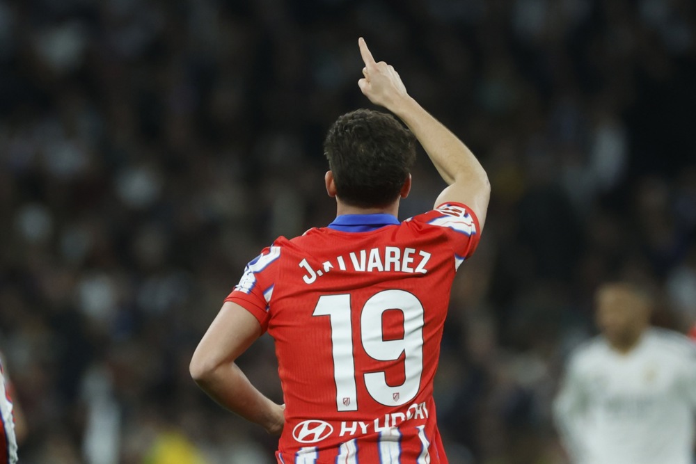 epa11883531 Atletico Madrid's Julian Alvarez celebrates after scoring the 0-1 goal during the Spanish LaLiga soccer match between Real Madrid and Atletico Madrid, in Madrid, Spain, 08 February 2025.  EPA-EFE/JUANJO MARTIN