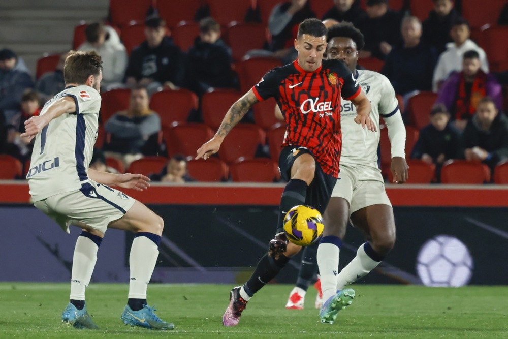 epa11887064 Mallorca's Dani Rodriguez (C) in action against Osasuna's Enzo Boyomo (R) during the Spanish LaLiga soccer match between RCD Mallorca and CA Osasuna, in Palma de Mallorca, Balearic Islands, Spain, 10 February 2025.  EPA-EFE/CATI CLADERA