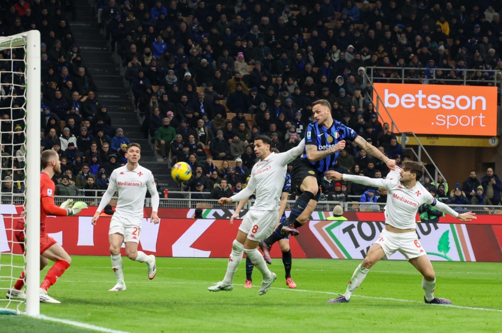 epa11887071 FC Inter's Marko Arnautovic (2-R) scores the 2-1 goal during the Italian Serie A soccer match between FC Inter and ACF Fiorentina, in Milan, Italy, 10 February 2025.  EPA-EFE/ROBERTO BREGANI