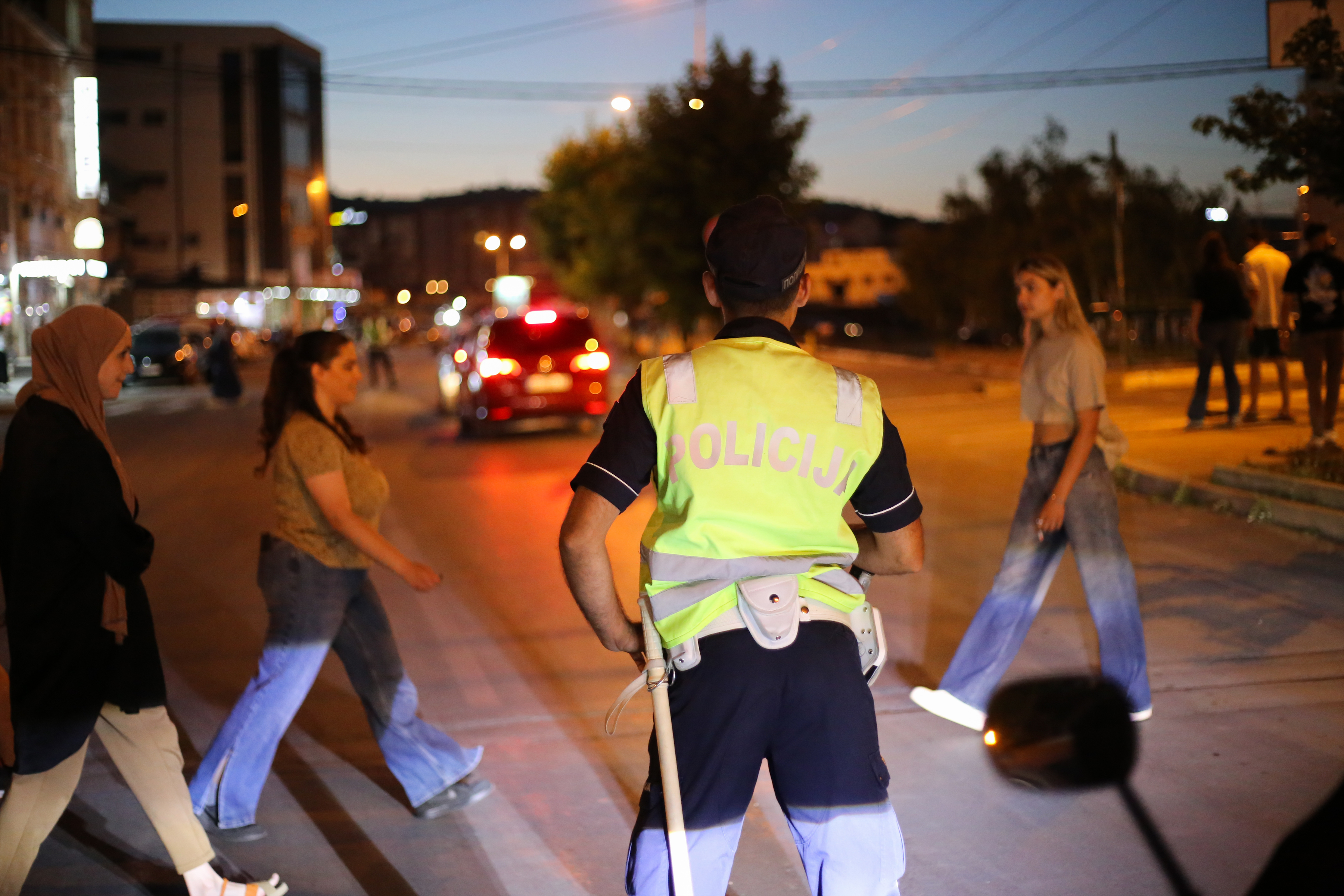 Citizens and students of Novi Pazar observed 17 minutes of silence in front of the City Administration, after which they continued to block the main road by constantly crossing the pedestrian crossing.