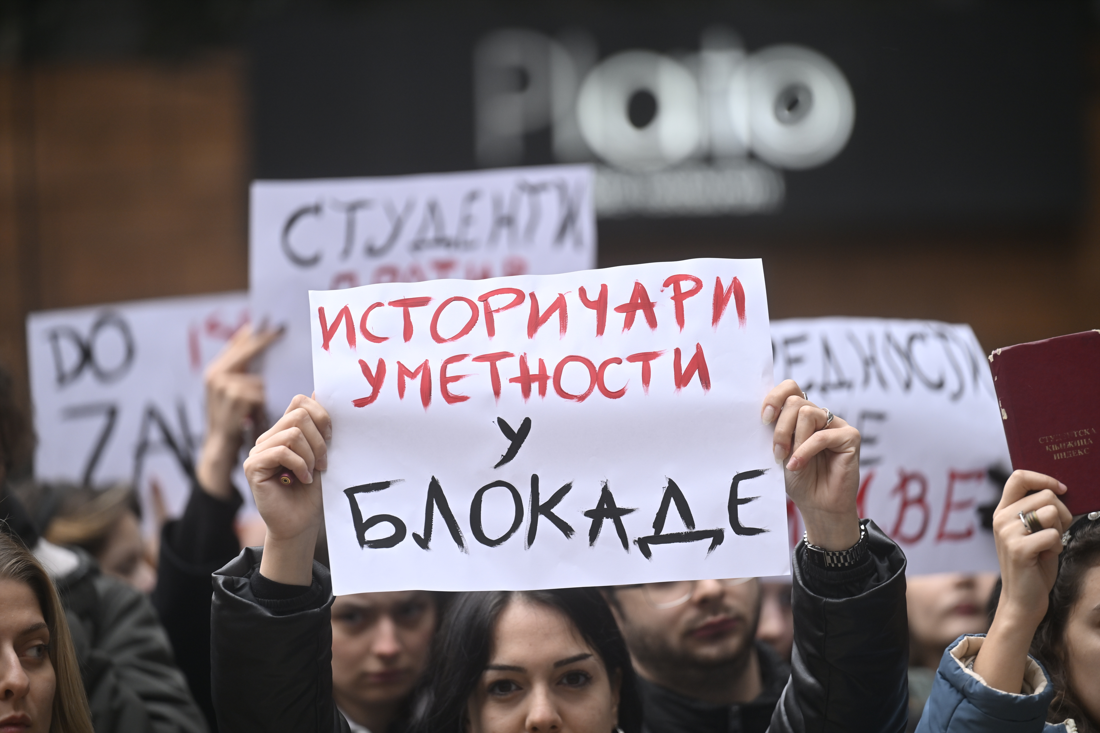 Students and the administration of the Faculty of Philosophy addressed the media on Academic Square, at the initiative of the students of the Faculty of Philosophy, and then paid tribute to the victims in Novi Sad.