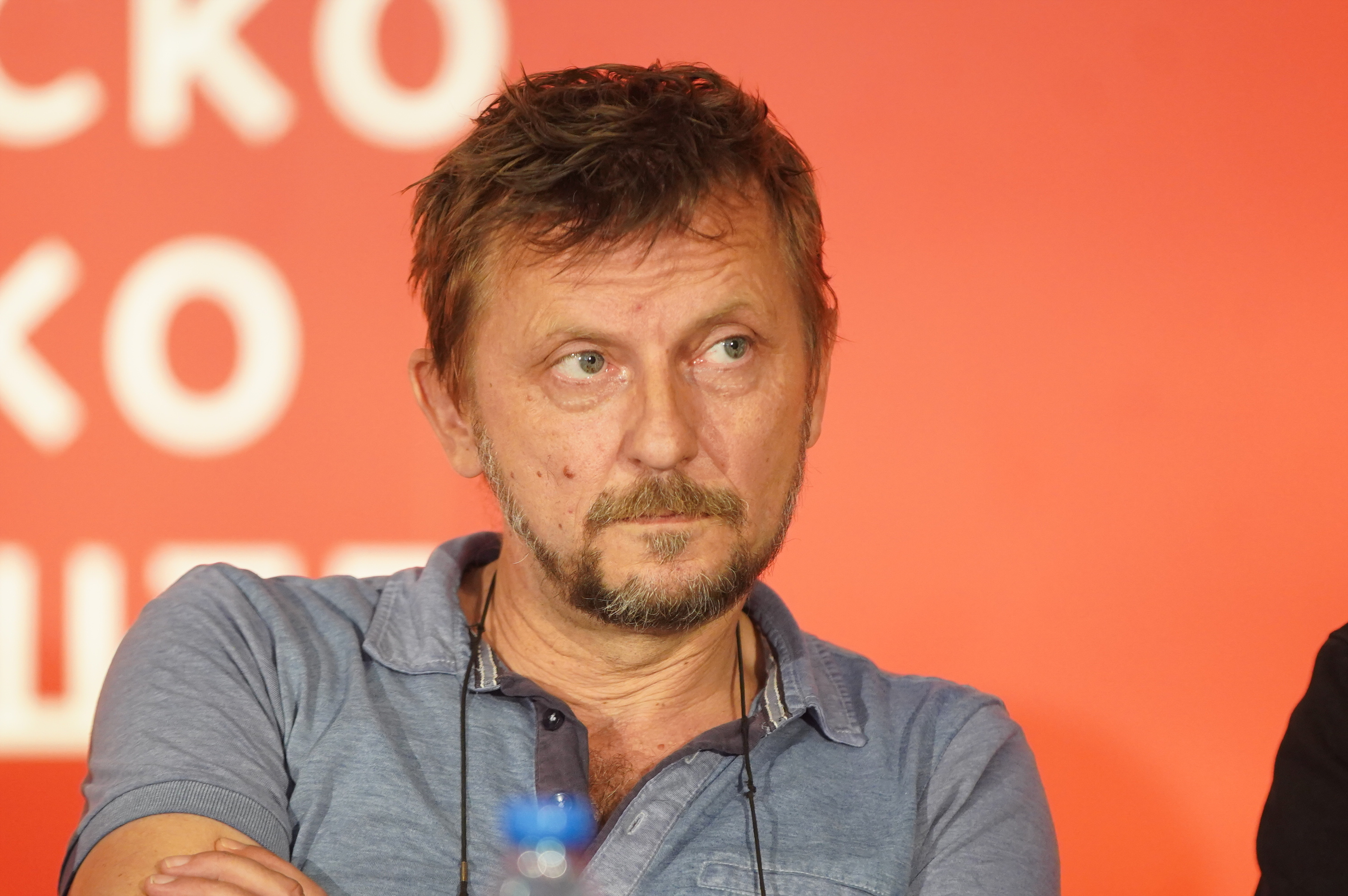 The press conference on the occasion of the announcement of the premiere of the play "Elephant Man" directed by Kokan Mladenovic was held in the foyer of the Belgrade Drama Theater.