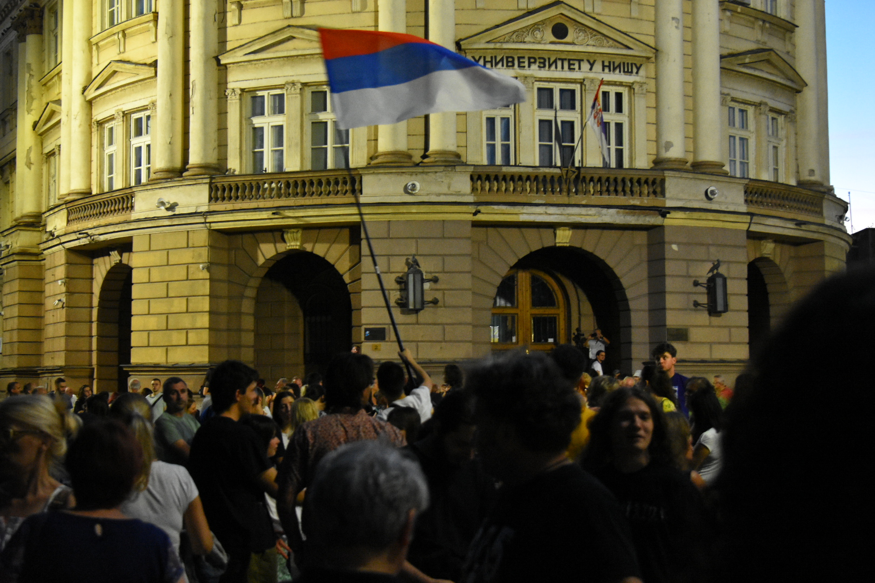 Members of the Mediana and Palilula assemblies called for a protest "When Novi Sad defends dignity, Nis is silent" which began in front of the Rectorate.