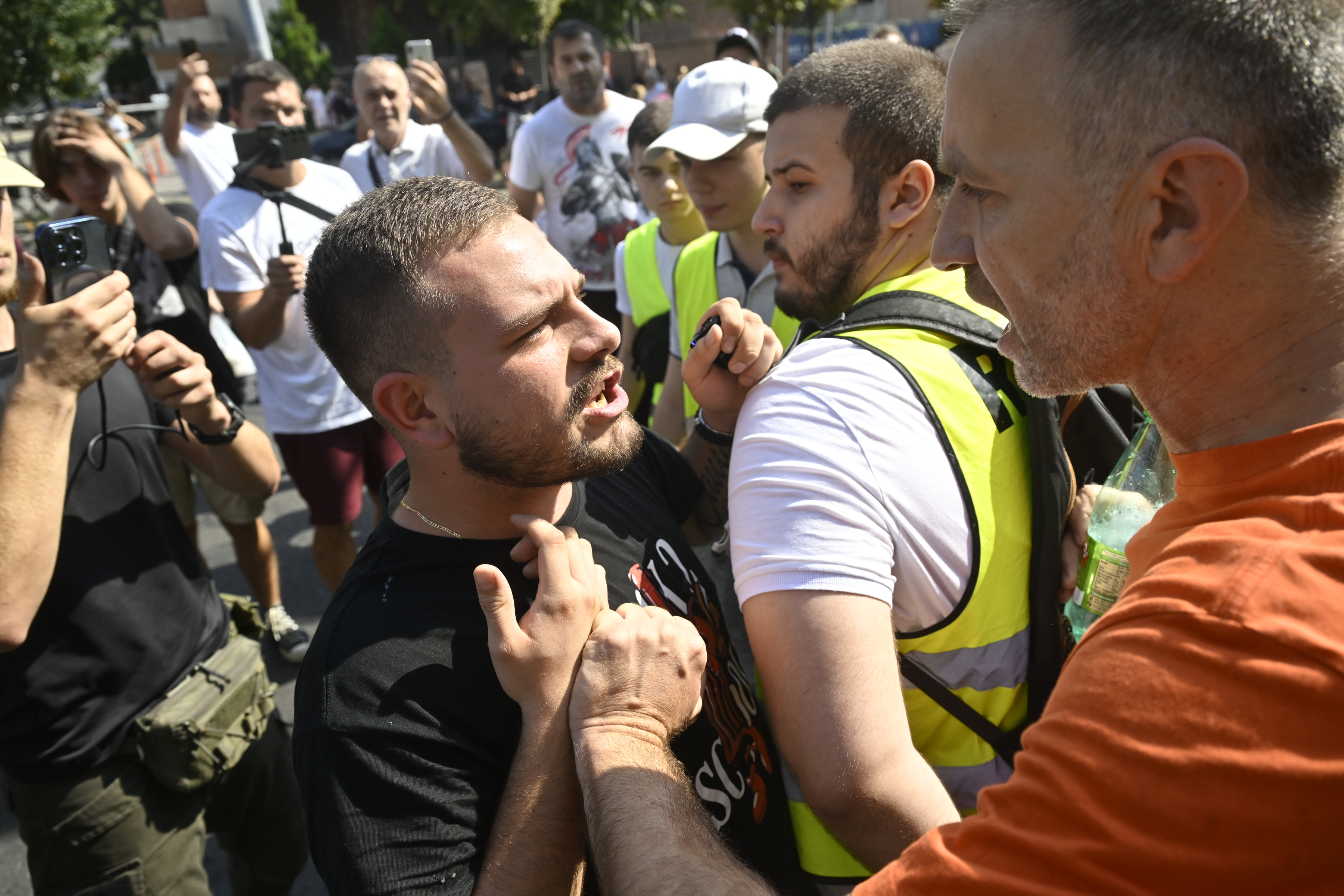 A man "who loves his country" as he himself stated, accompanied by another man who was filming the whole time with his mobile phone, provoked those gathered at the protest "Index is stronger than batons" in front of the government building.