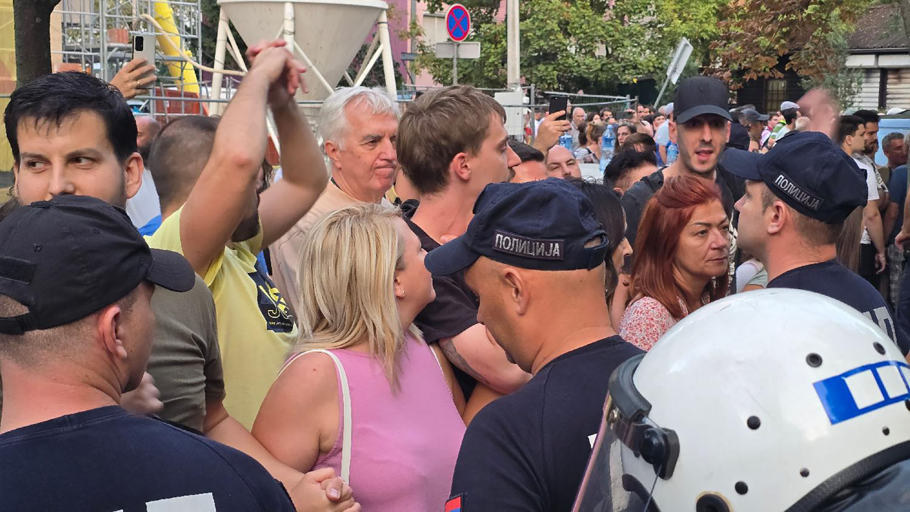 Mesto: Beograd
Datum: Sat Sep 13 19:19:46 CEST 2025
Dogadjaj: DRUŠTVO/POLITIKA - Policija je zaustavila protestnu šetnju članova zborova građana i studenata na Voždovcu
Fotoreporter: Marko Dragoslavić
Izvor: FoNet