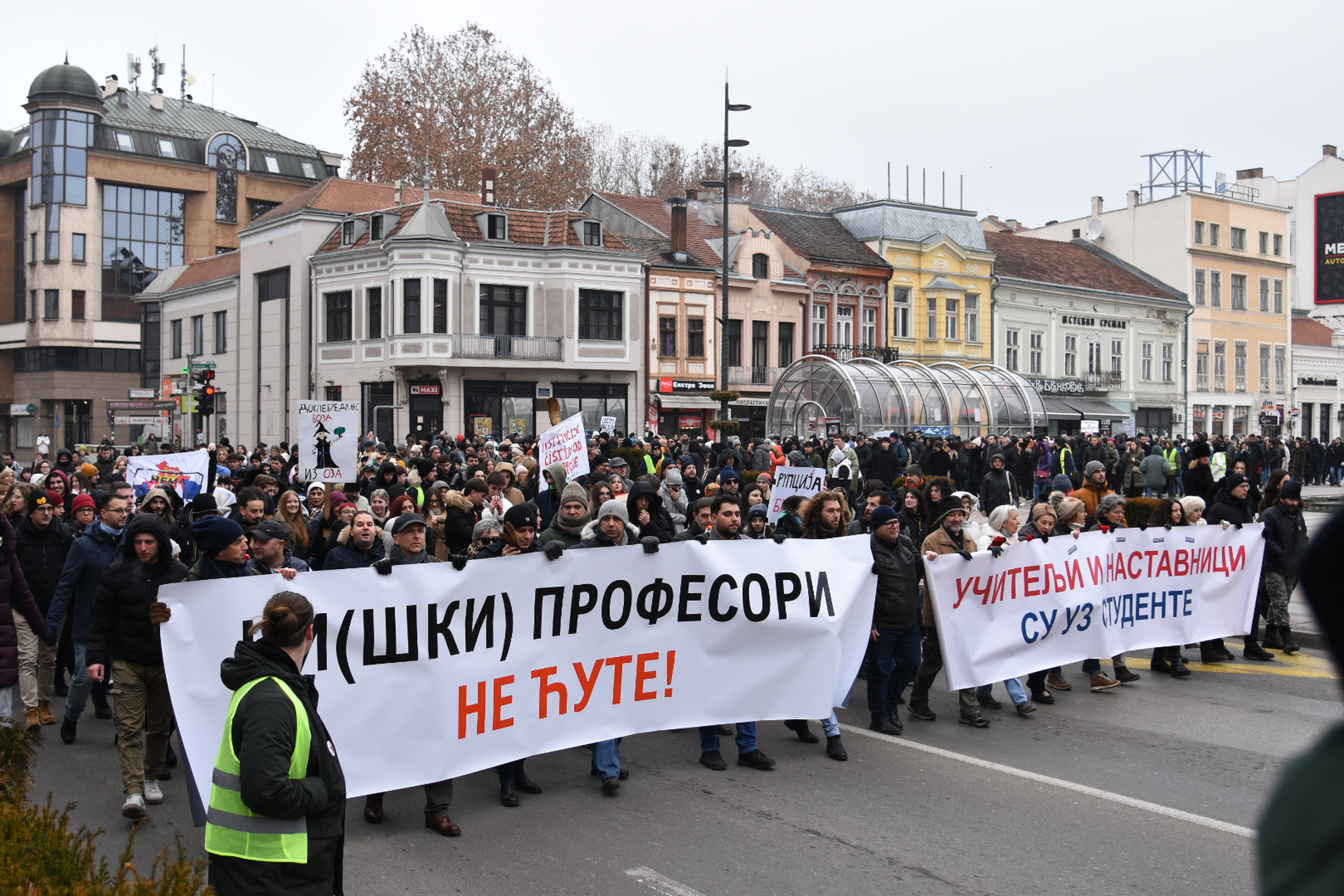 An informal group of teachers, researchers and associates of the University of Nis has called on all citizens to march in protest under the slogan "Not even the teachers are quiet!".