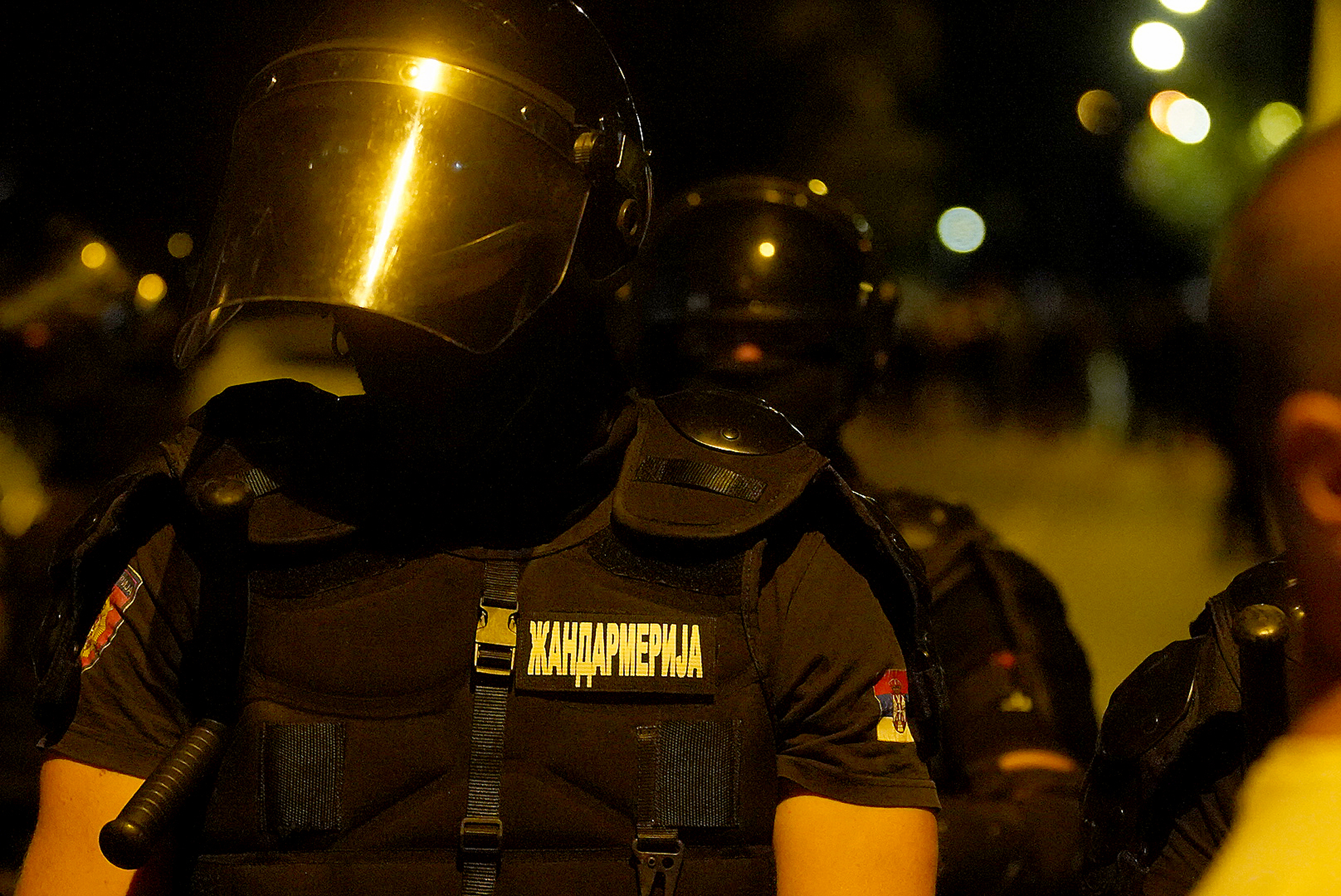 The plateau in front of the Faculty of Philosophy in Novi Sad is completely occupied by police, after fireworks were fired, pepper spray was used and pushing took place at the entrance to the faculty tonight, and then the police pushed the crowd off the p