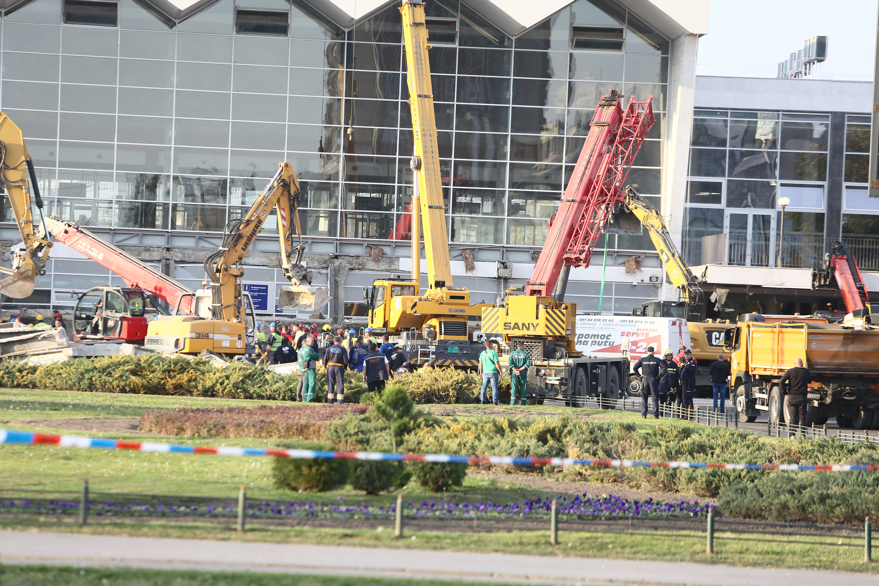 The overpass of the railway station in Novi Sad collapsed, a large number of firefighters and emergency vehicles are on the ground, and rescue teams are working to extract people trapped under the structure of the collapsed overpass.