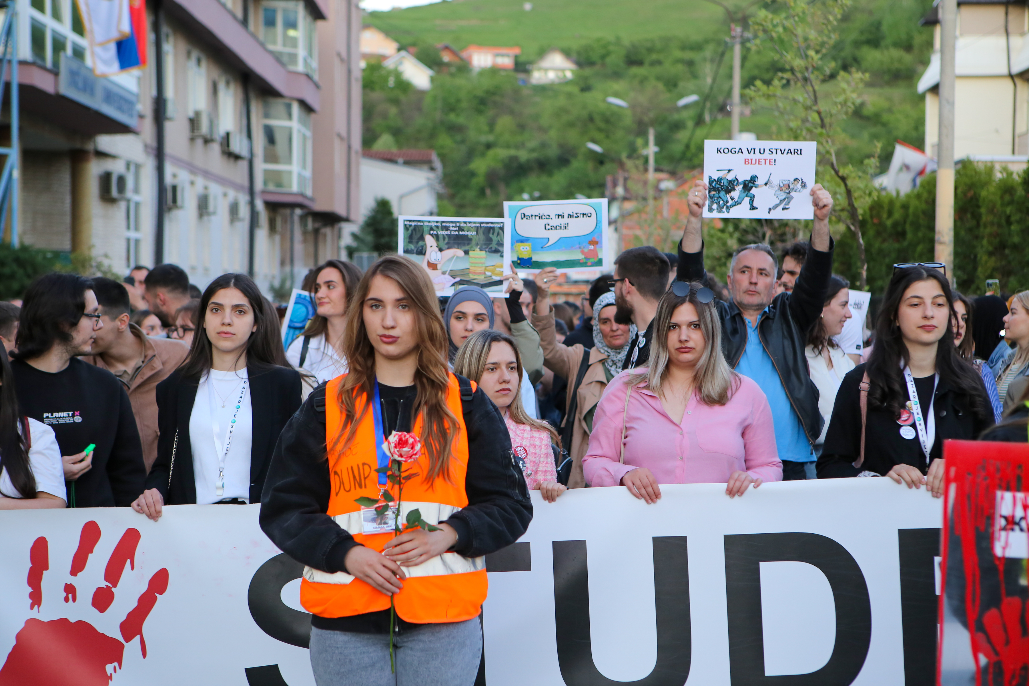 Students and citizens of Novi Pazar held a protest walk and observed 17 minutes of silence in front of the Ministry of Interior in Novi Pazar.