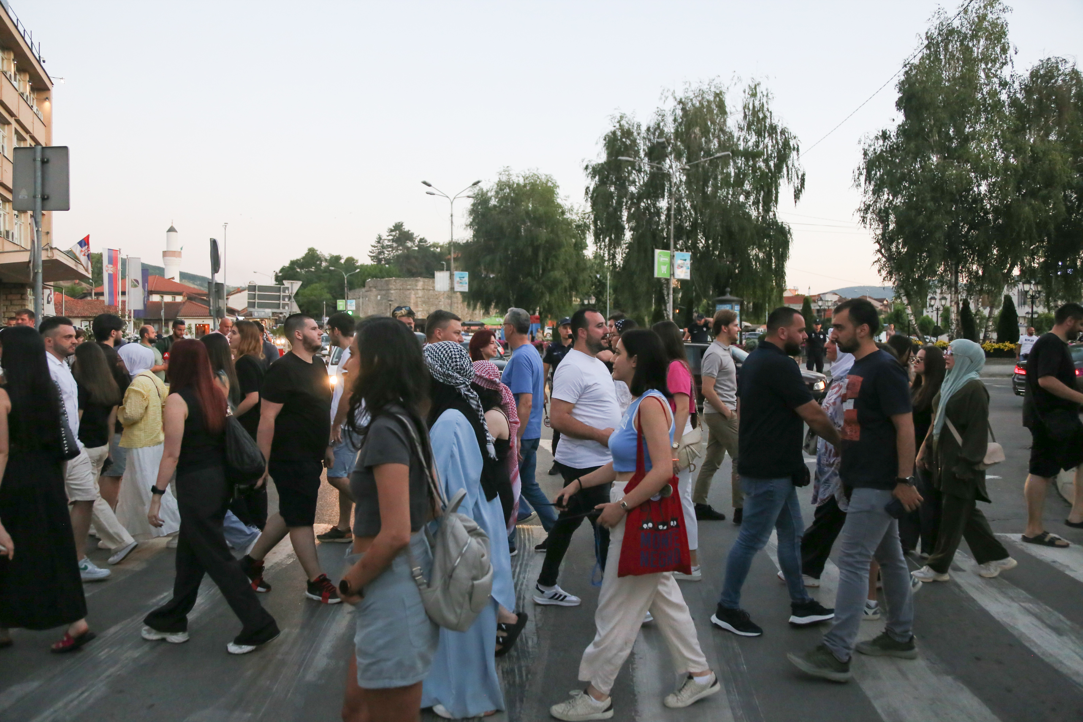 Citizens and students of Novi Pazar observed 17 minutes of silence in front of the City Administration, after which they continued to block the main road by constantly crossing the pedestrian crossing.