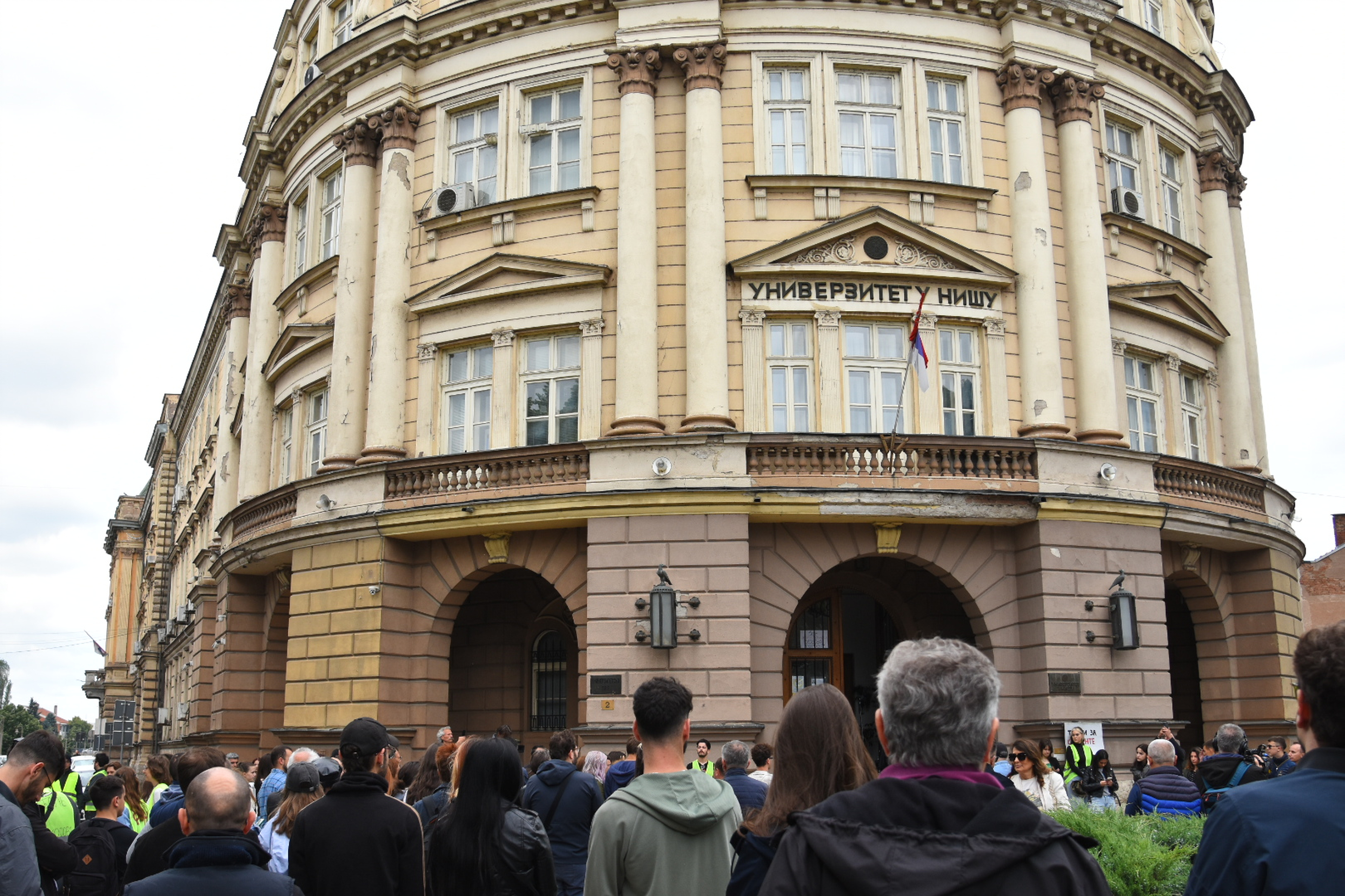 A protest is taking place in front of the University of Nis building, which students have been blocking for 9 days, and will last until tonight, and on the building itself there is a banner with the question "The platform is waiting, what are you waiting 