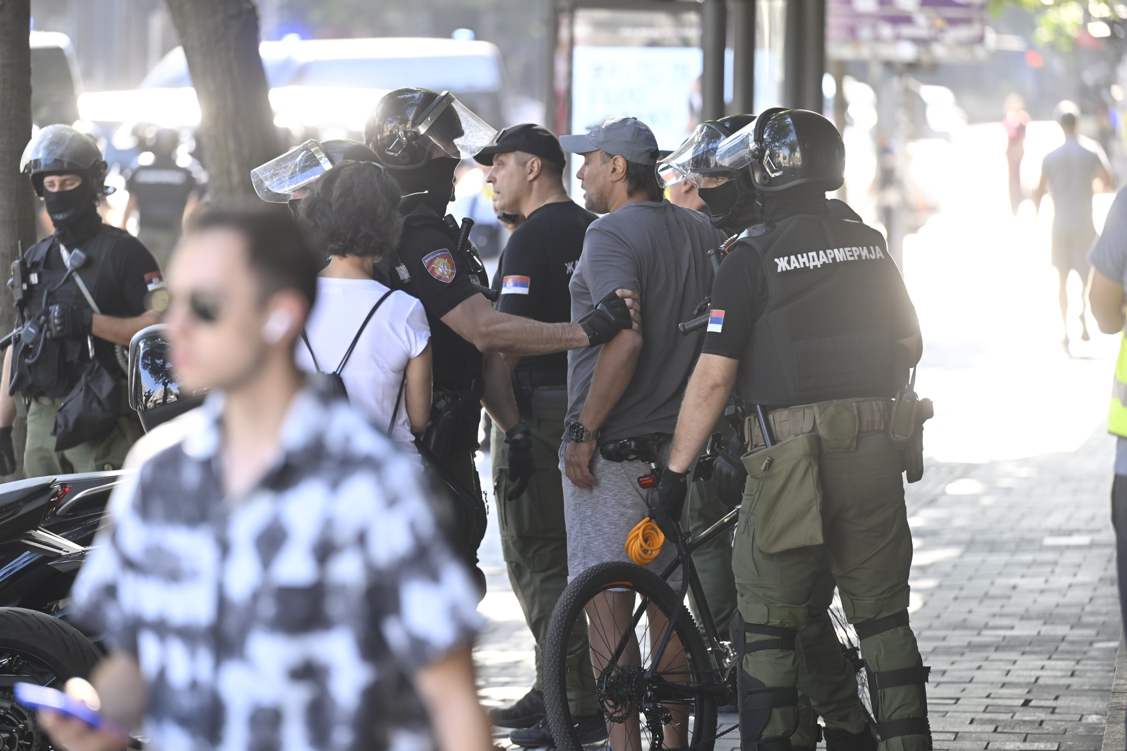 The police detained a citizen at Republic Square who, while the intersection was blocked, was riding a bicycle and shouting "Pumpaj".