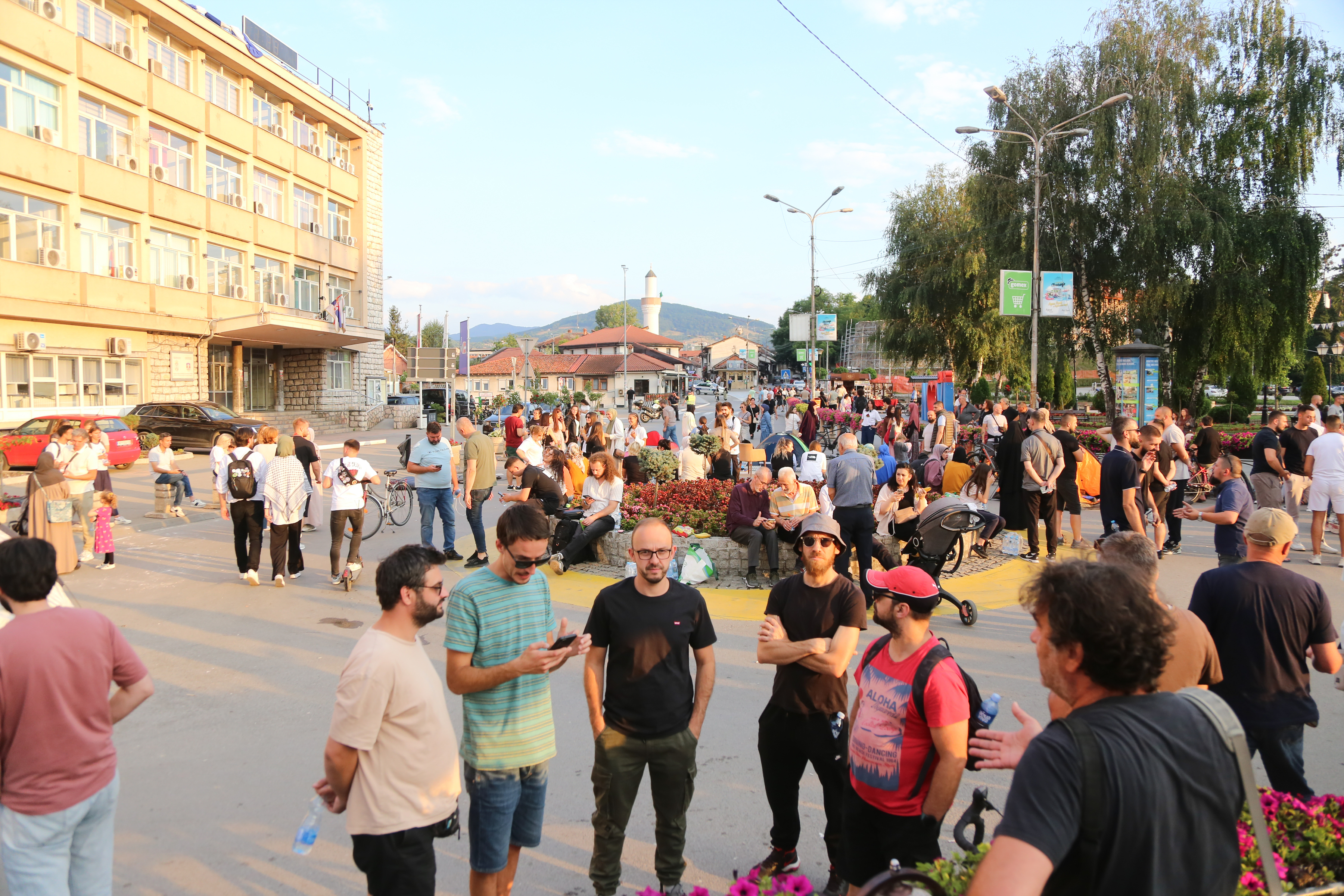 The citizens who were detained after a clash with the police in front of DUNP were ordered to be detained for up to 30 days, and the citizens responded by blocking the city center.