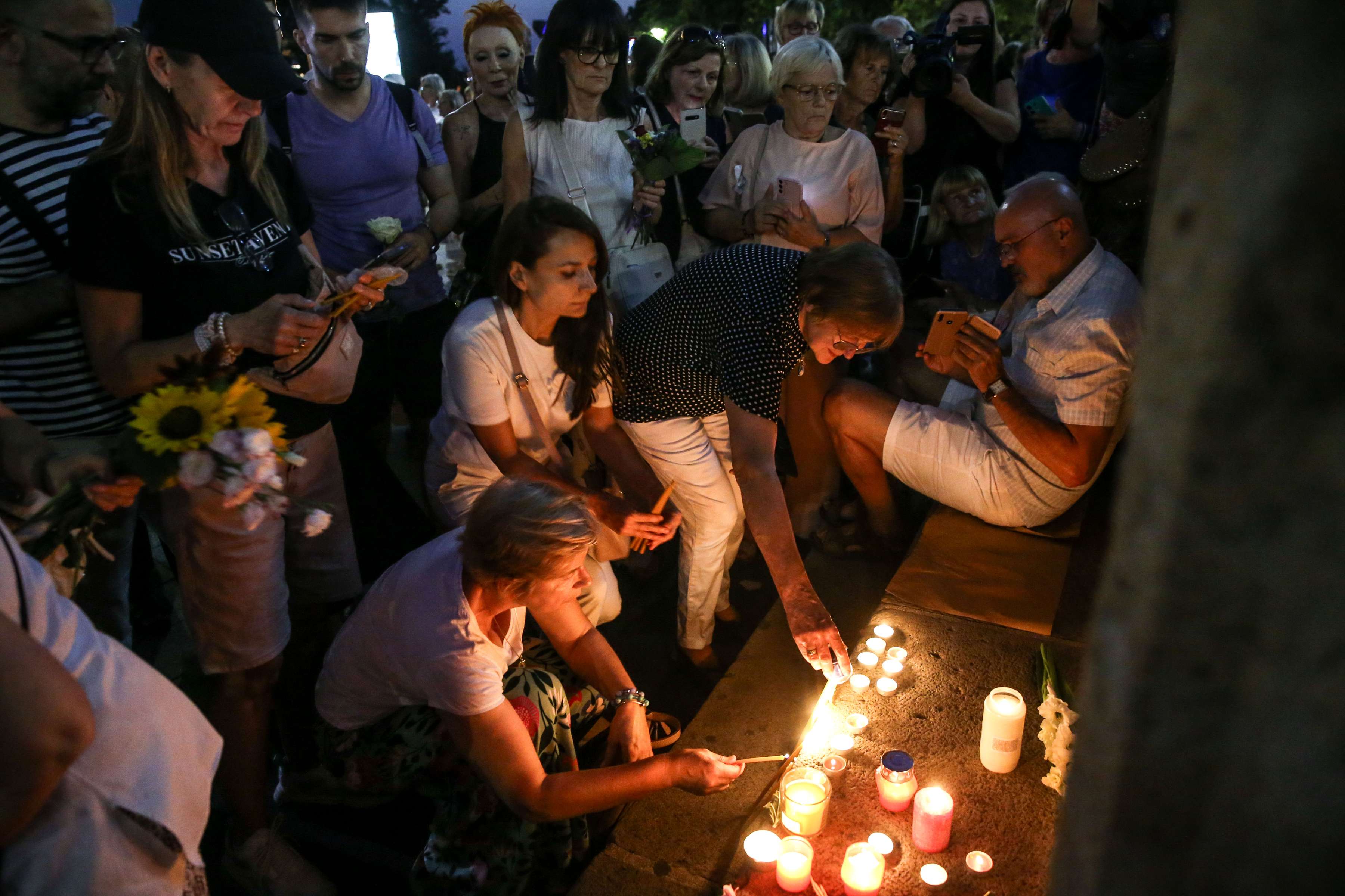 Citizens of Belgrade gathered at the Terazije fountain to light candles and lay flowers to honor Arsen and Matija Dedic and Gabi Novak.