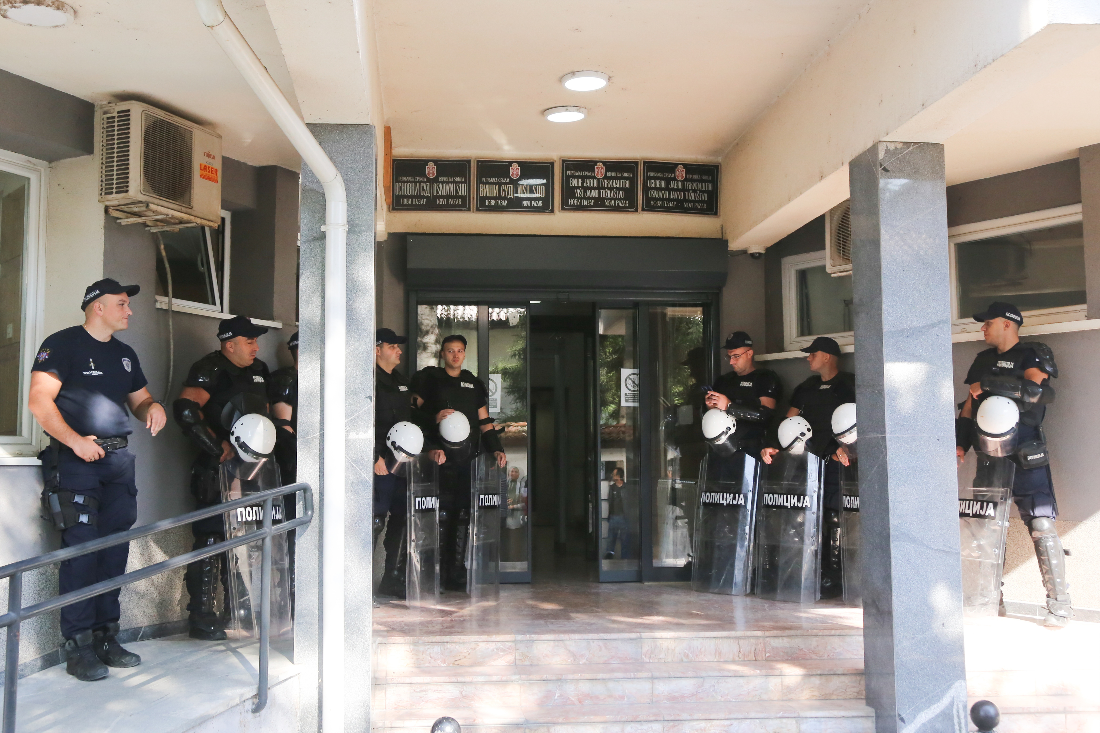 Citizens of Novi Pazar and students of the State University in Novi Pazar gathered in front of the Basic Court where they awaited the court's decision on the detention of fellow citizens who were detained after a clash with the police in front of the DUNP