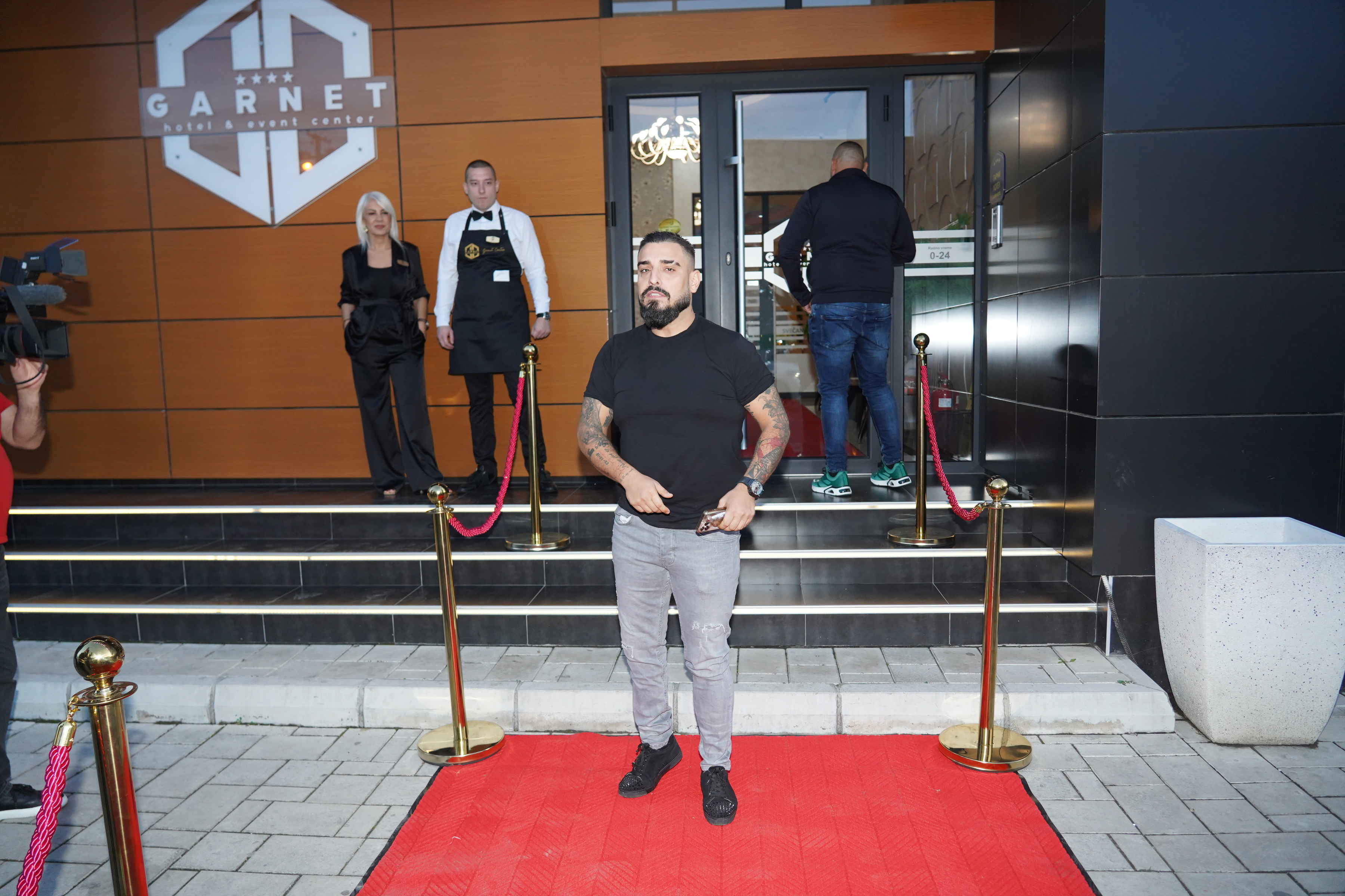 Darko Lazic and his wife Katarina became the parents of a little girl Srna two days ago, and the singer organized a big celebration in the Garnet restaurant in Ruma.