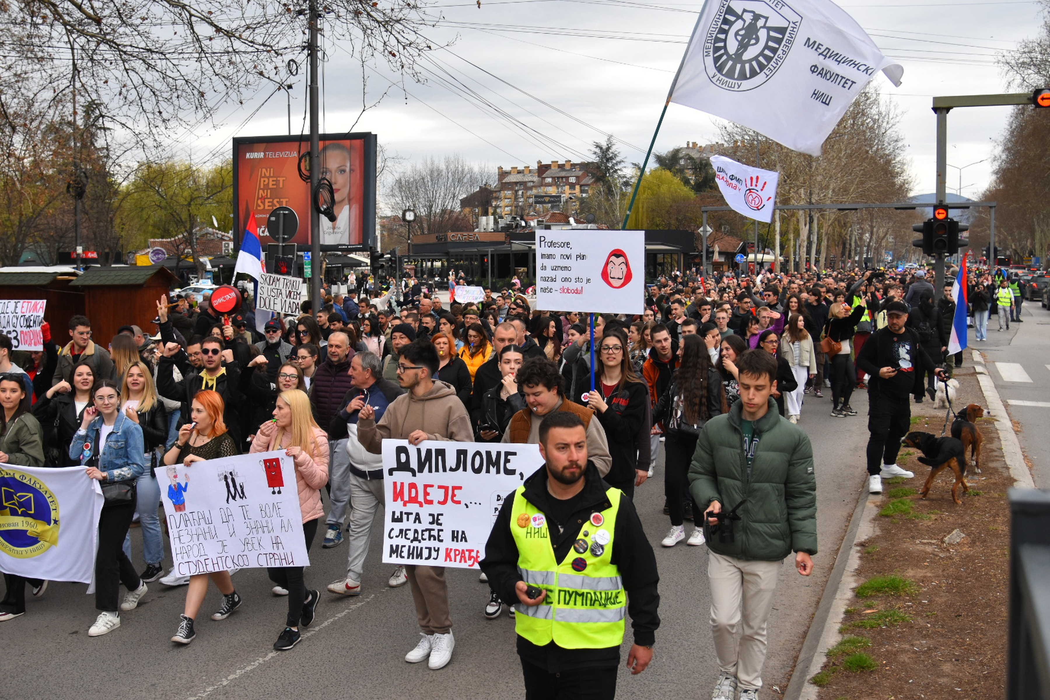 After a 16-minute silence and memorial service for the victims of the canopy collapse in Novi Sad, from 11:52 to 12:08, students and citizens, who gathered in silence in front of the Military Hospital in Nis, walked across Sremska Street and Nemanjica Bou